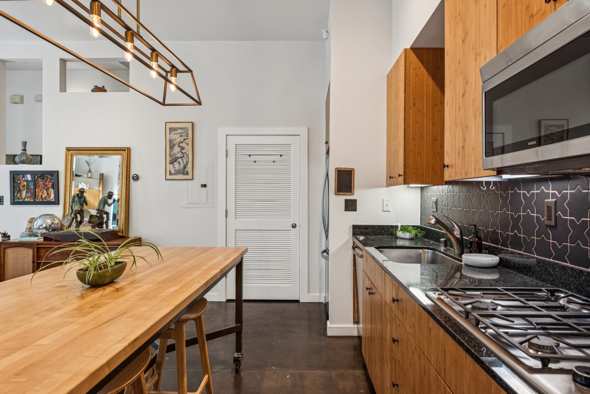 Detail Gallery Image 10 of 27 For 9 Ealing Ln, Oakland,  CA 94608 - 1 Beds | 1 Baths