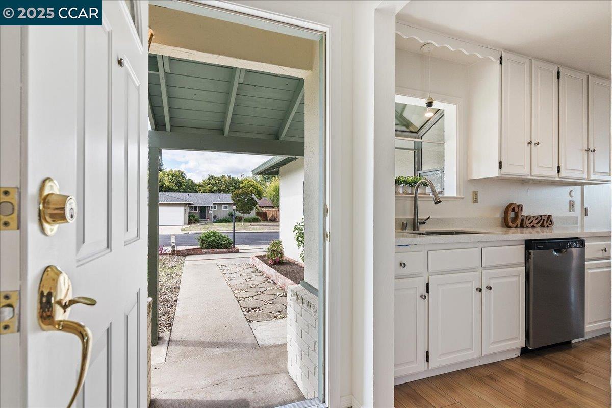 Detail Gallery Image 5 of 27 For 4081 Salem St, Concord,  CA 94521 - 3 Beds | 2 Baths