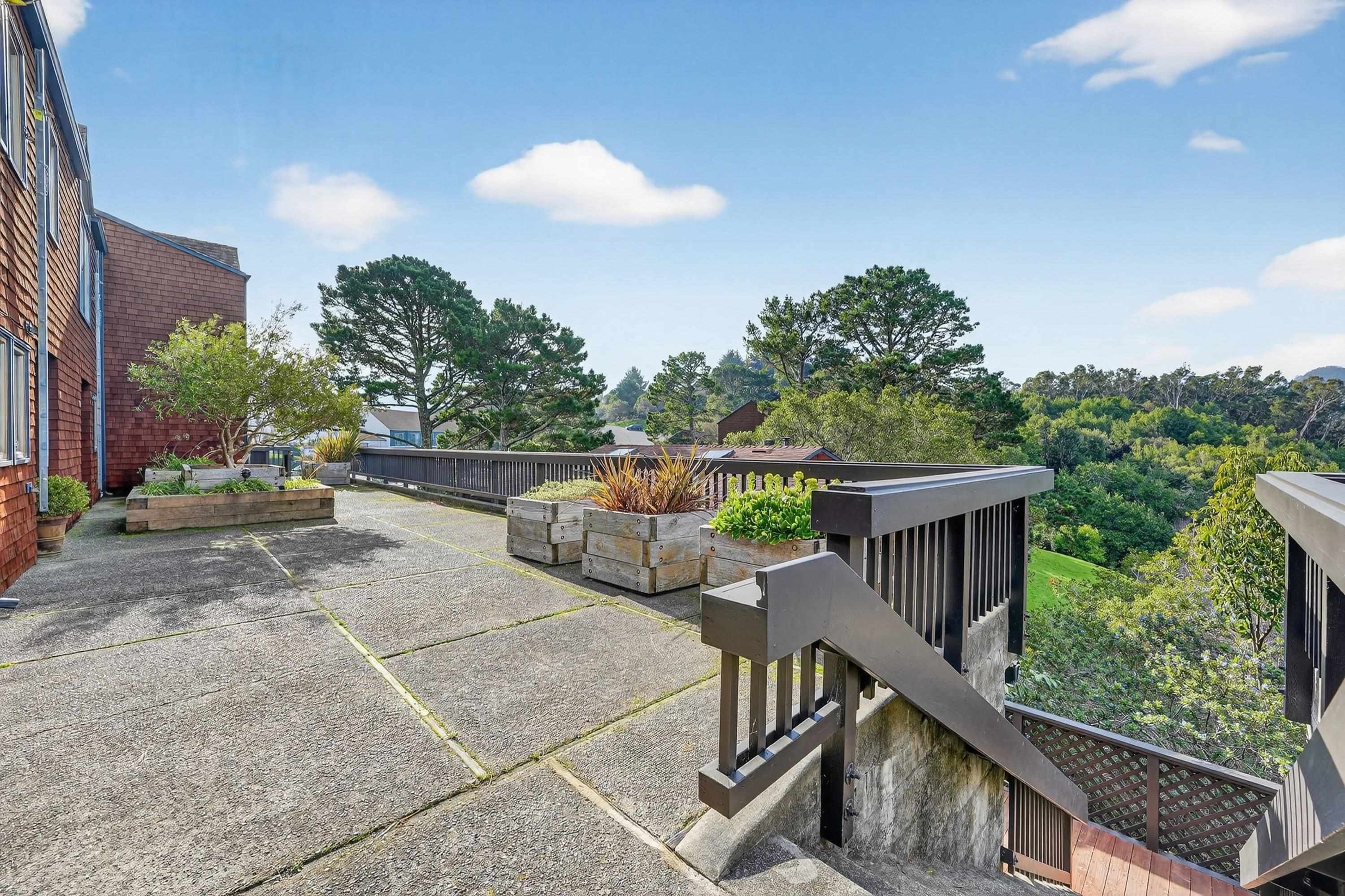 Detail Gallery Image 2 of 51 For 155 Headlands Ct, Sausalito,  CA 94965 - 2 Beds | 2/1 Baths