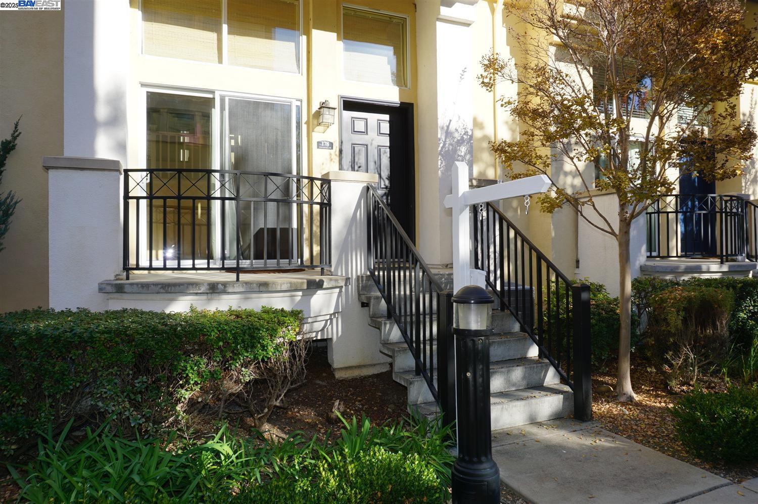 Detail Gallery Image 2 of 37 For 178 Stockwell Dr, Mountain View,  CA 94043 - 3 Beds | 2/1 Baths