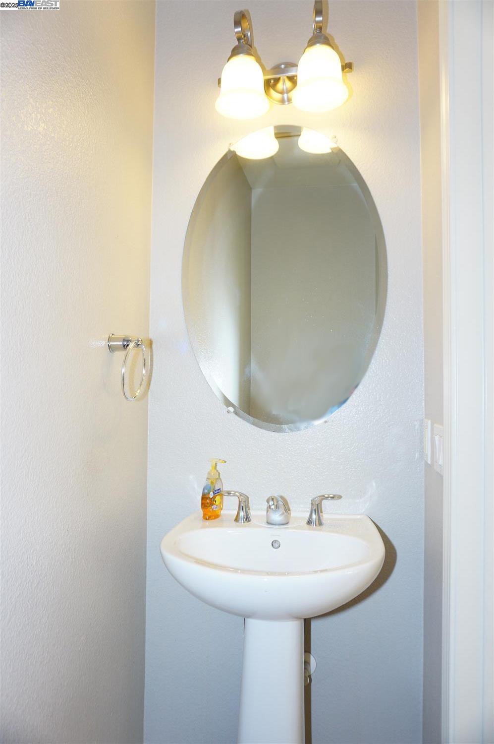 Detail Gallery Image 11 of 37 For 178 Stockwell Dr, Mountain View,  CA 94043 - 3 Beds | 2/1 Baths