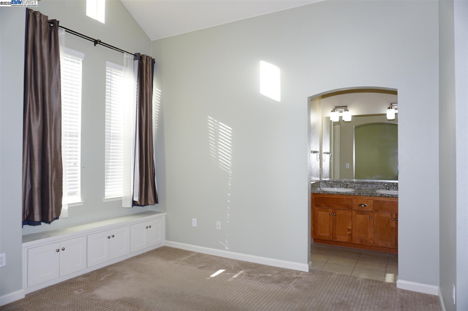 Detail Gallery Image 16 of 37 For 178 Stockwell Dr, Mountain View,  CA 94043 - 3 Beds | 2/1 Baths