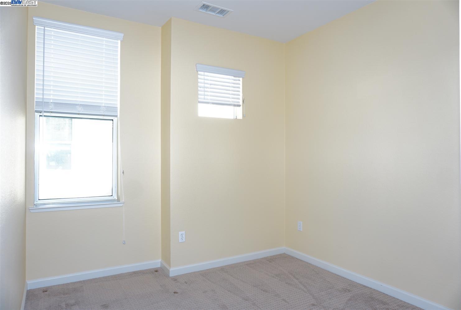 Detail Gallery Image 19 of 37 For 178 Stockwell Dr, Mountain View,  CA 94043 - 3 Beds | 2/1 Baths