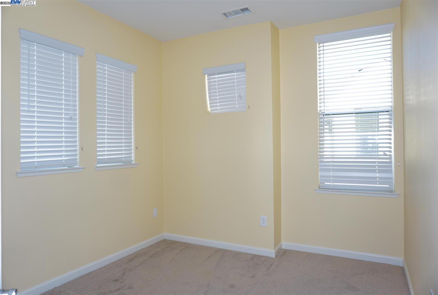 Detail Gallery Image 22 of 37 For 178 Stockwell Dr, Mountain View,  CA 94043 - 3 Beds | 2/1 Baths