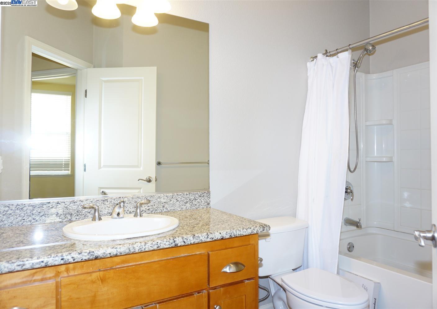 Detail Gallery Image 23 of 37 For 178 Stockwell Dr, Mountain View,  CA 94043 - 3 Beds | 2/1 Baths