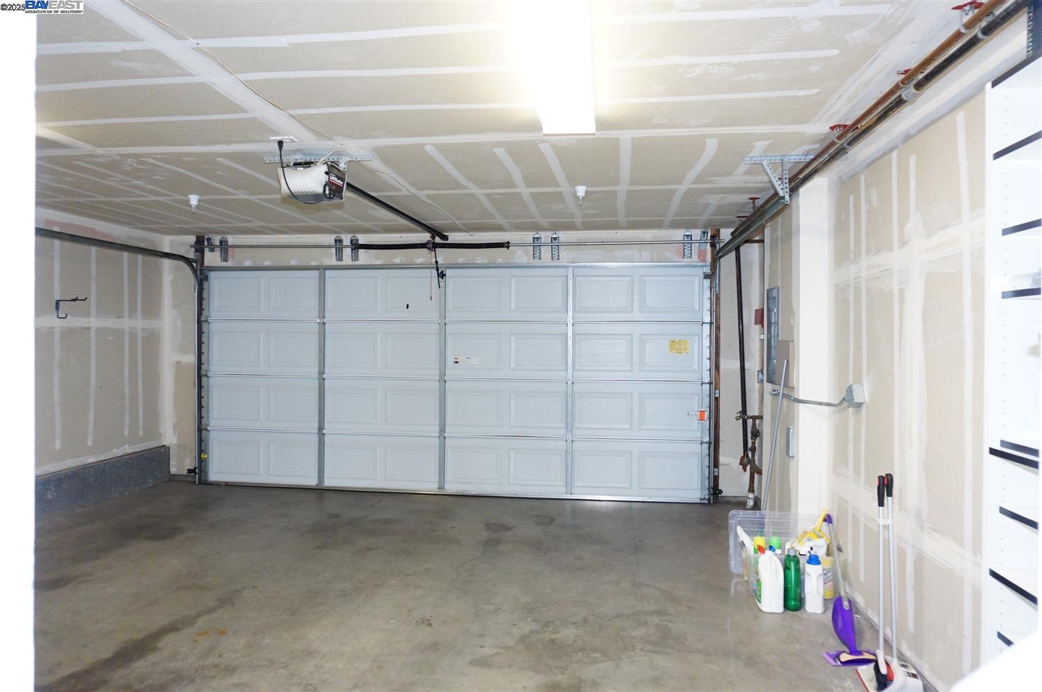 Detail Gallery Image 25 of 37 For 178 Stockwell Dr, Mountain View,  CA 94043 - 3 Beds | 2/1 Baths