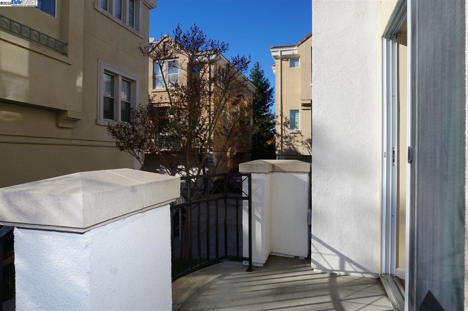 Detail Gallery Image 26 of 37 For 178 Stockwell Dr, Mountain View,  CA 94043 - 3 Beds | 2/1 Baths