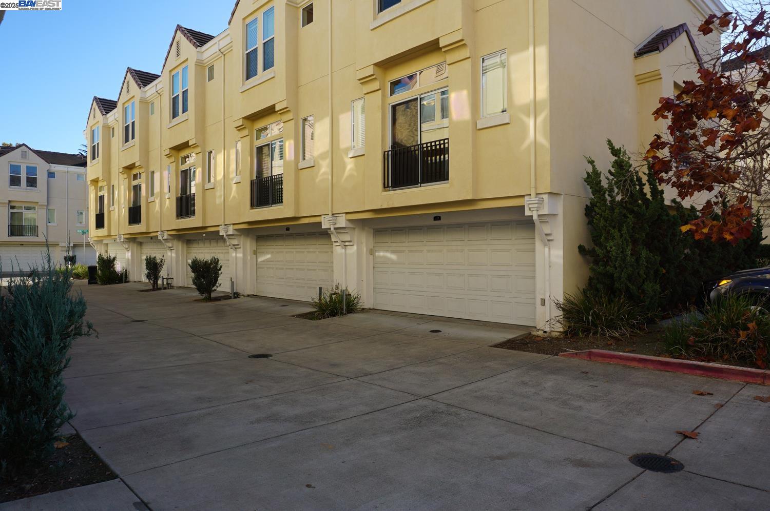 Detail Gallery Image 27 of 37 For 178 Stockwell Dr, Mountain View,  CA 94043 - 3 Beds | 2/1 Baths