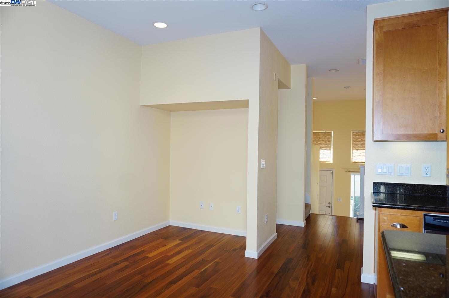 Detail Gallery Image 32 of 37 For 178 Stockwell Dr, Mountain View,  CA 94043 - 3 Beds | 2/1 Baths