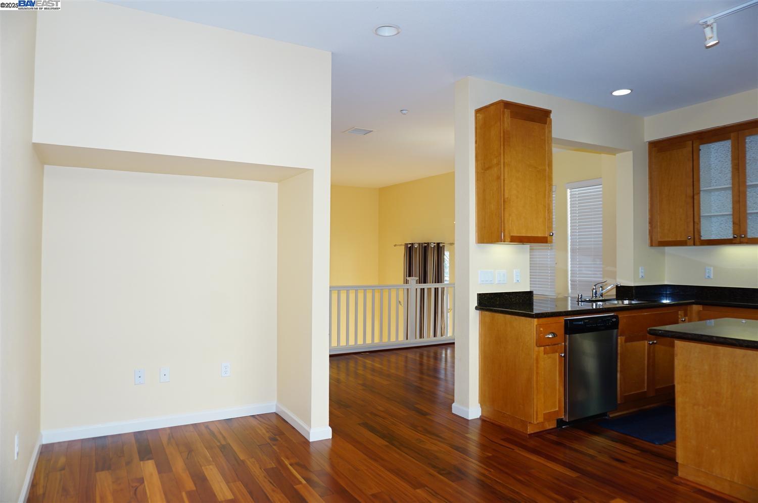 Detail Gallery Image 33 of 37 For 178 Stockwell Dr, Mountain View,  CA 94043 - 3 Beds | 2/1 Baths