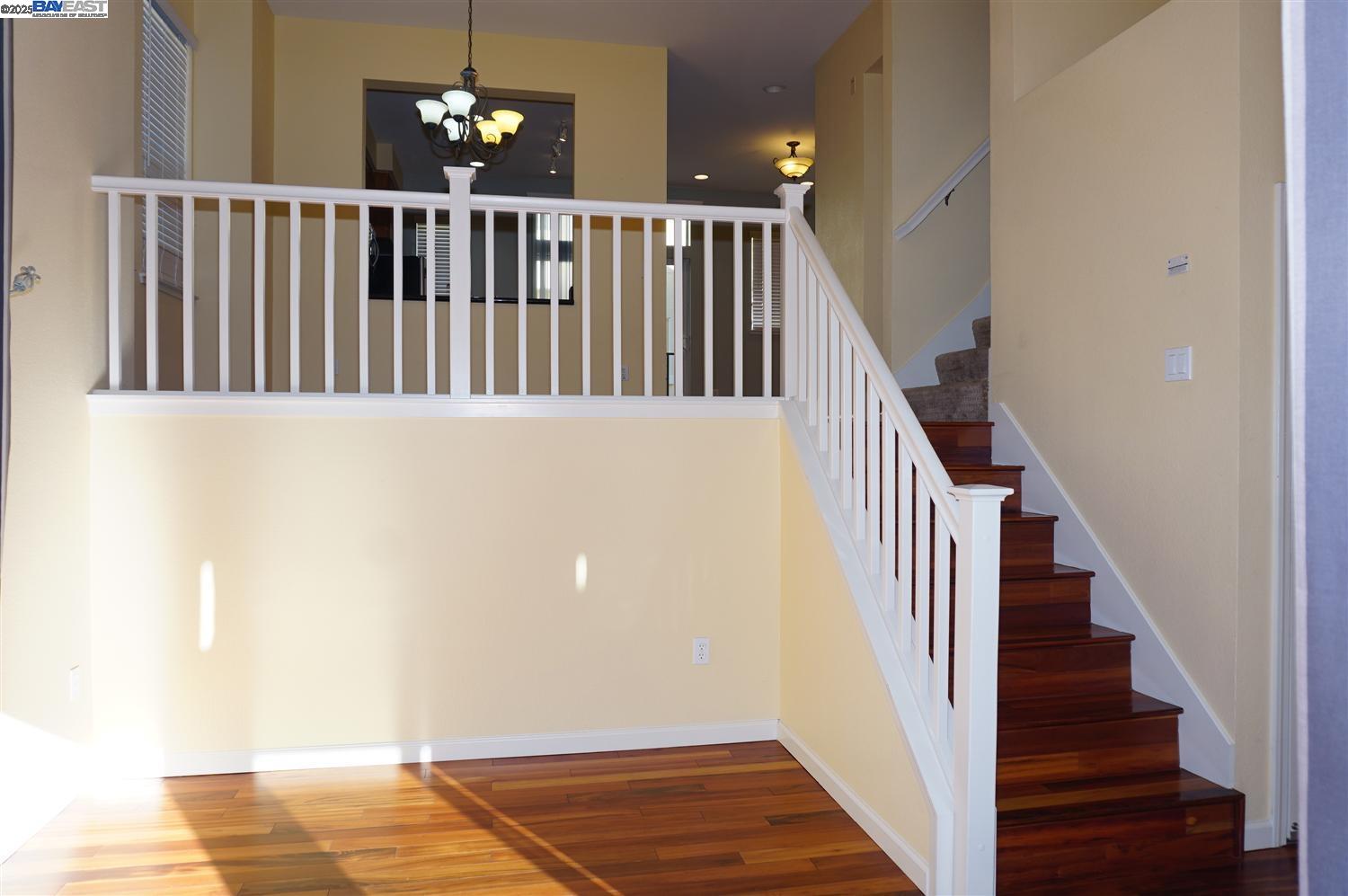 Detail Gallery Image 5 of 37 For 178 Stockwell Dr, Mountain View,  CA 94043 - 3 Beds | 2/1 Baths