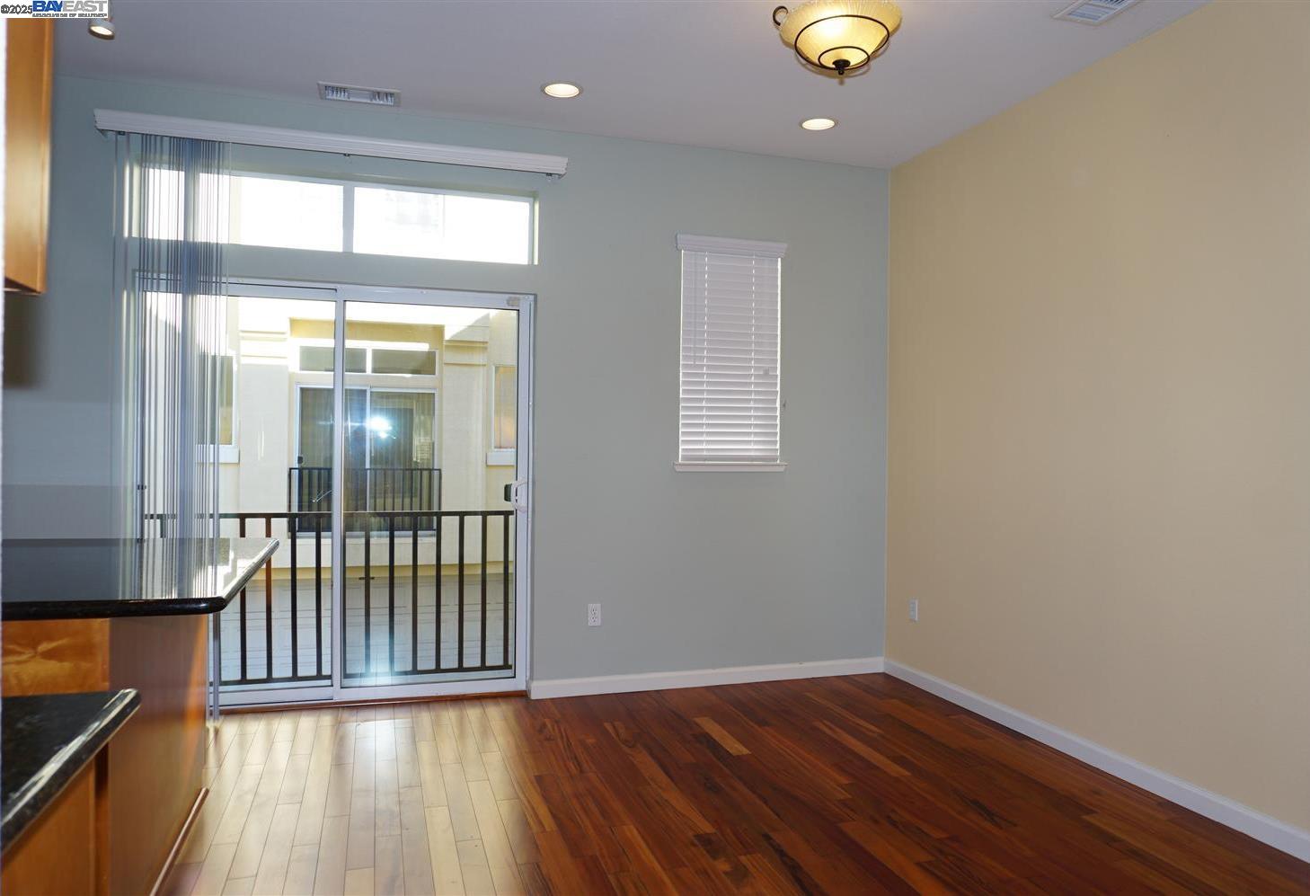 Detail Gallery Image 6 of 37 For 178 Stockwell Dr, Mountain View,  CA 94043 - 3 Beds | 2/1 Baths