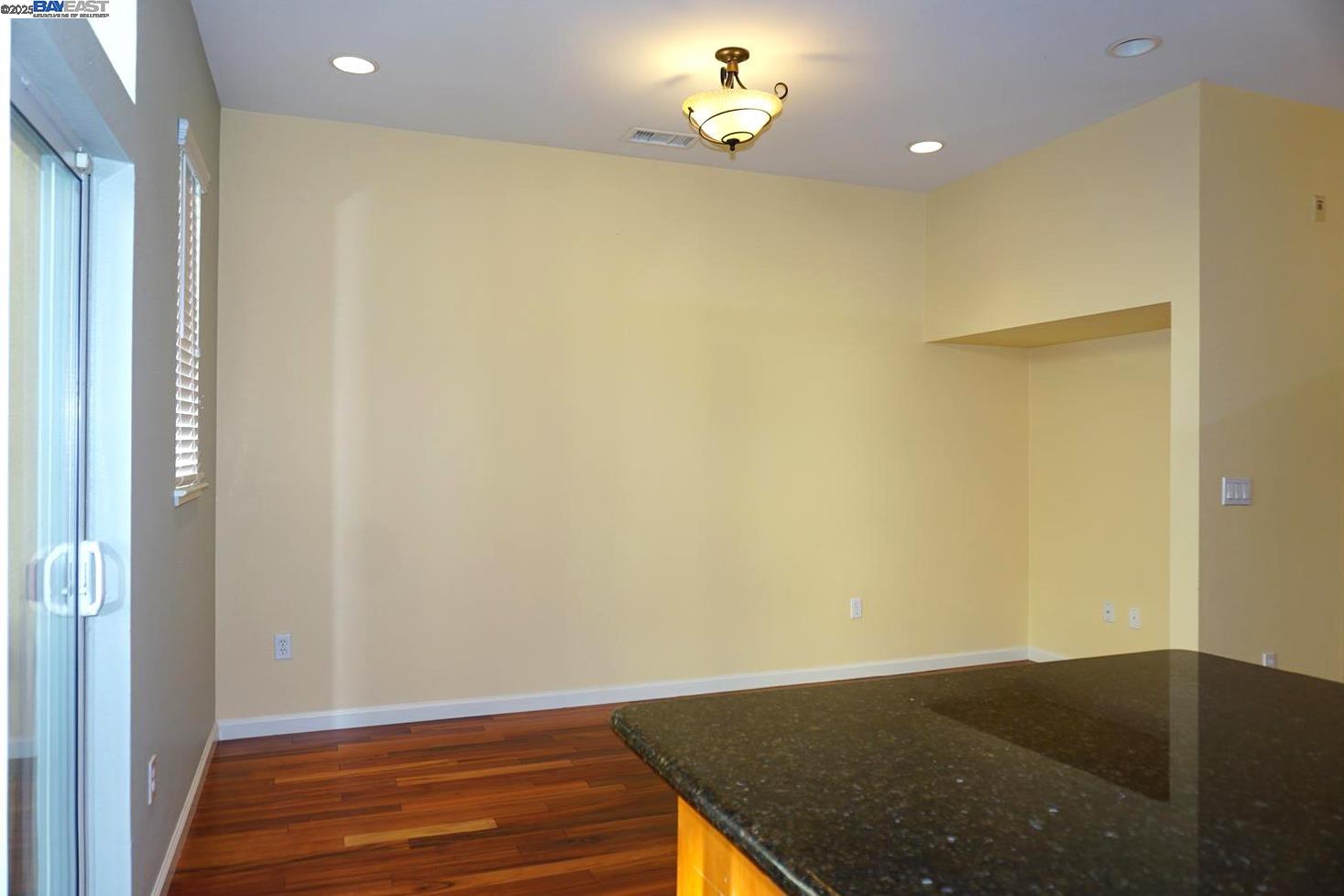 Detail Gallery Image 7 of 37 For 178 Stockwell Dr, Mountain View,  CA 94043 - 3 Beds | 2/1 Baths