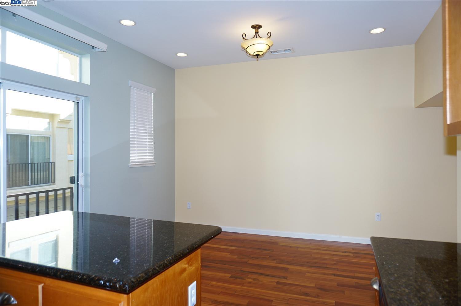 Detail Gallery Image 8 of 37 For 178 Stockwell Dr, Mountain View,  CA 94043 - 3 Beds | 2/1 Baths