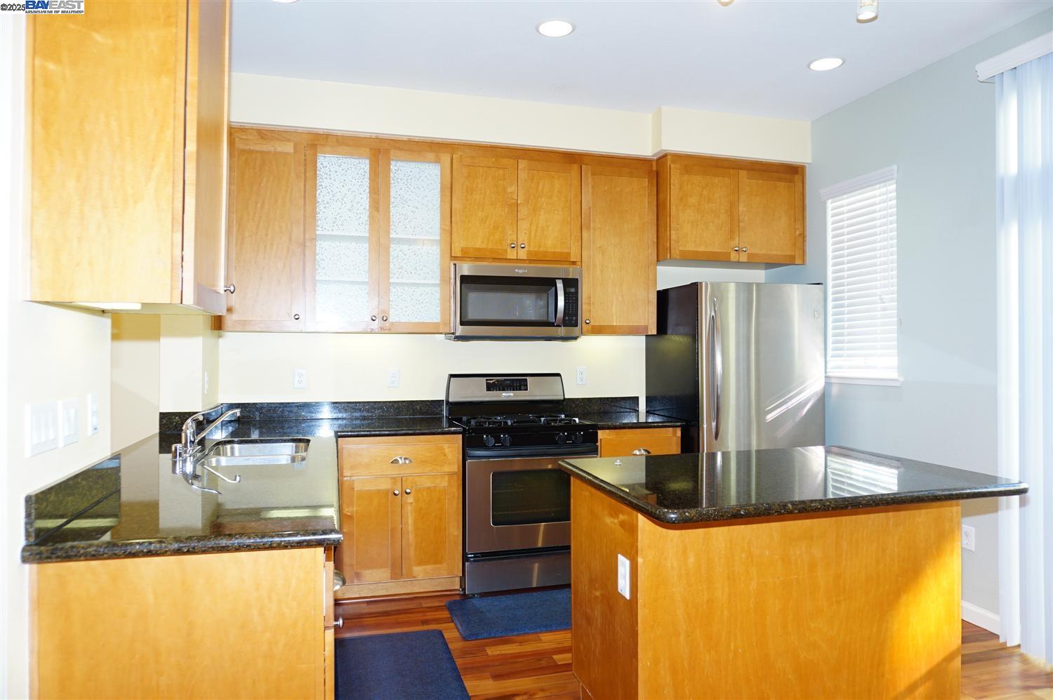 Detail Gallery Image 9 of 37 For 178 Stockwell Dr, Mountain View,  CA 94043 - 3 Beds | 2/1 Baths