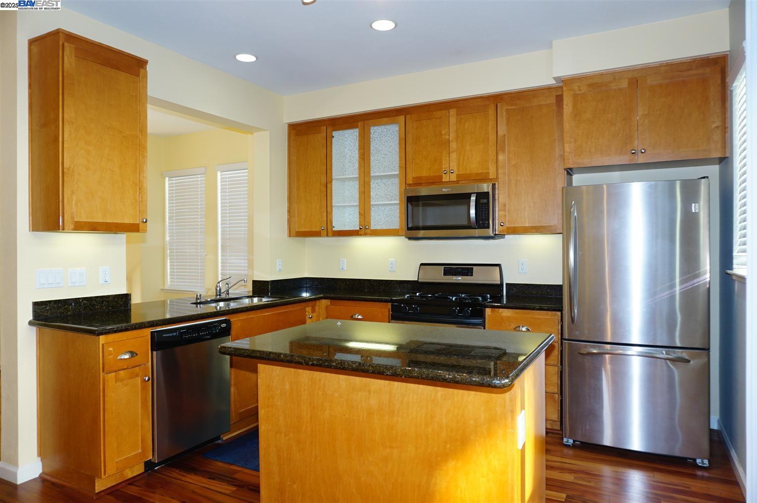 Detail Gallery Image 10 of 37 For 178 Stockwell Dr, Mountain View,  CA 94043 - 3 Beds | 2/1 Baths