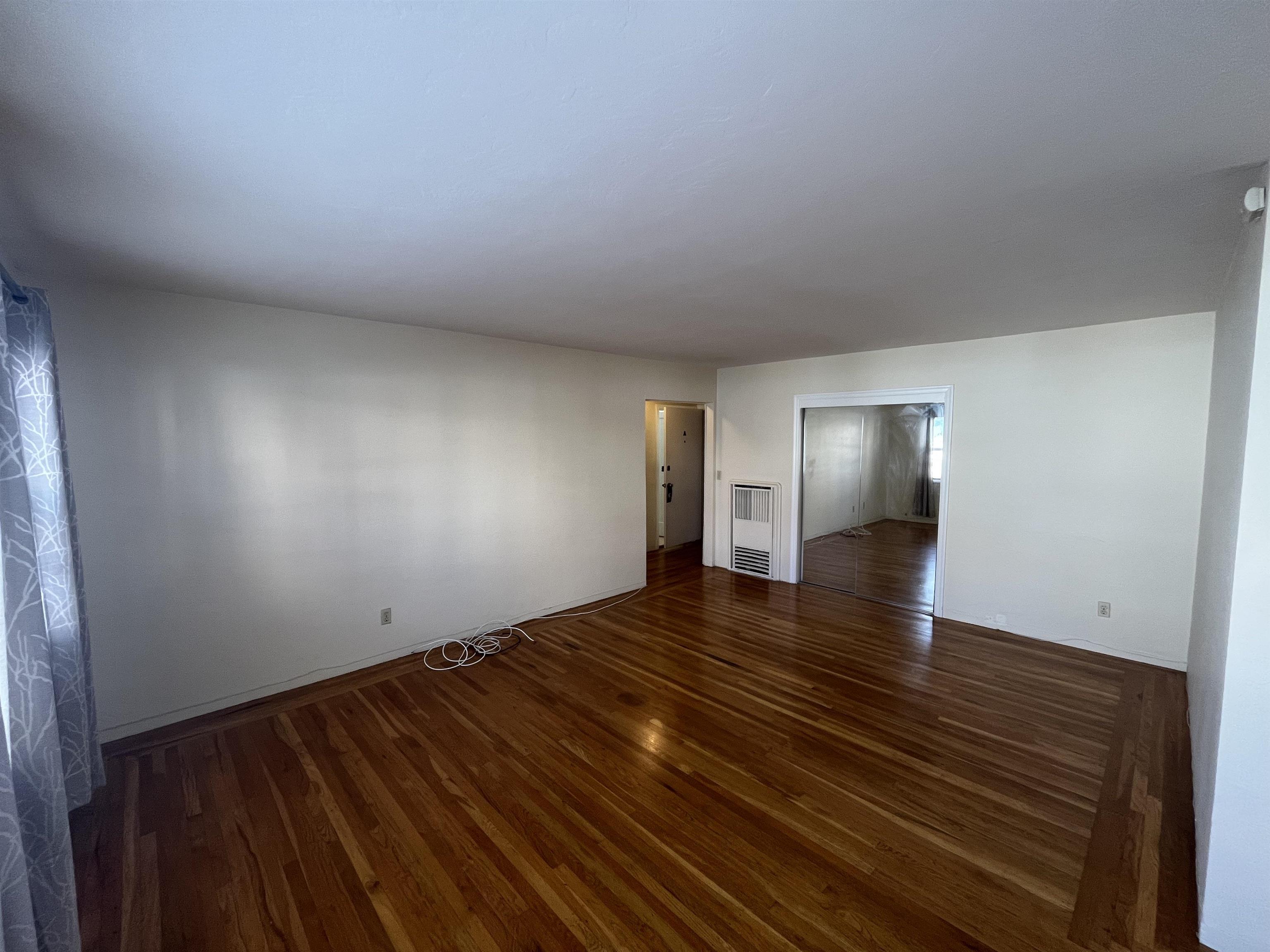 Detail Gallery Image 4 of 8 For 844 York St a,  Oakland,  CA 94610 - 1 Beds | 1 Baths