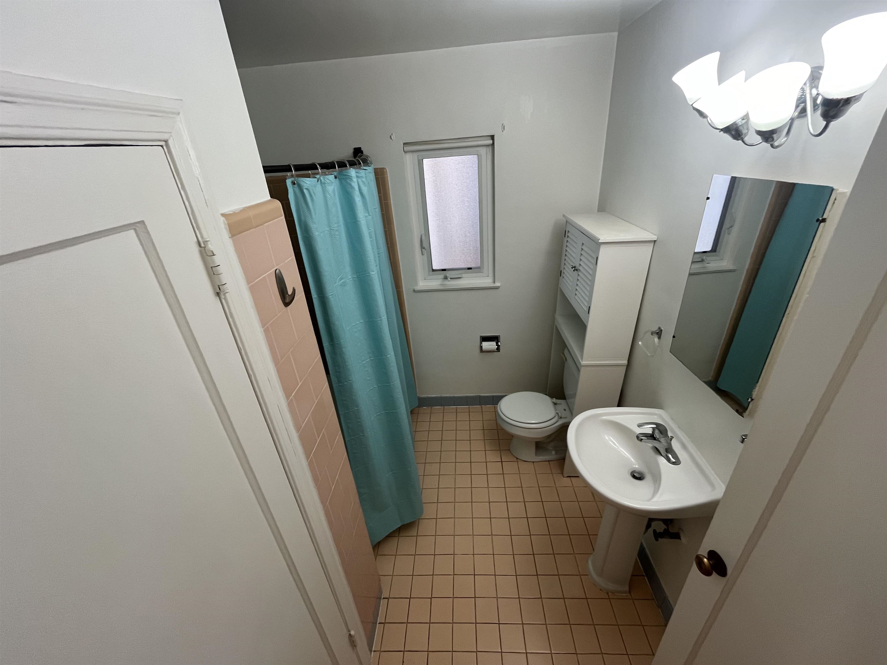 Detail Gallery Image 5 of 8 For 844 York St a,  Oakland,  CA 94610 - 1 Beds | 1 Baths