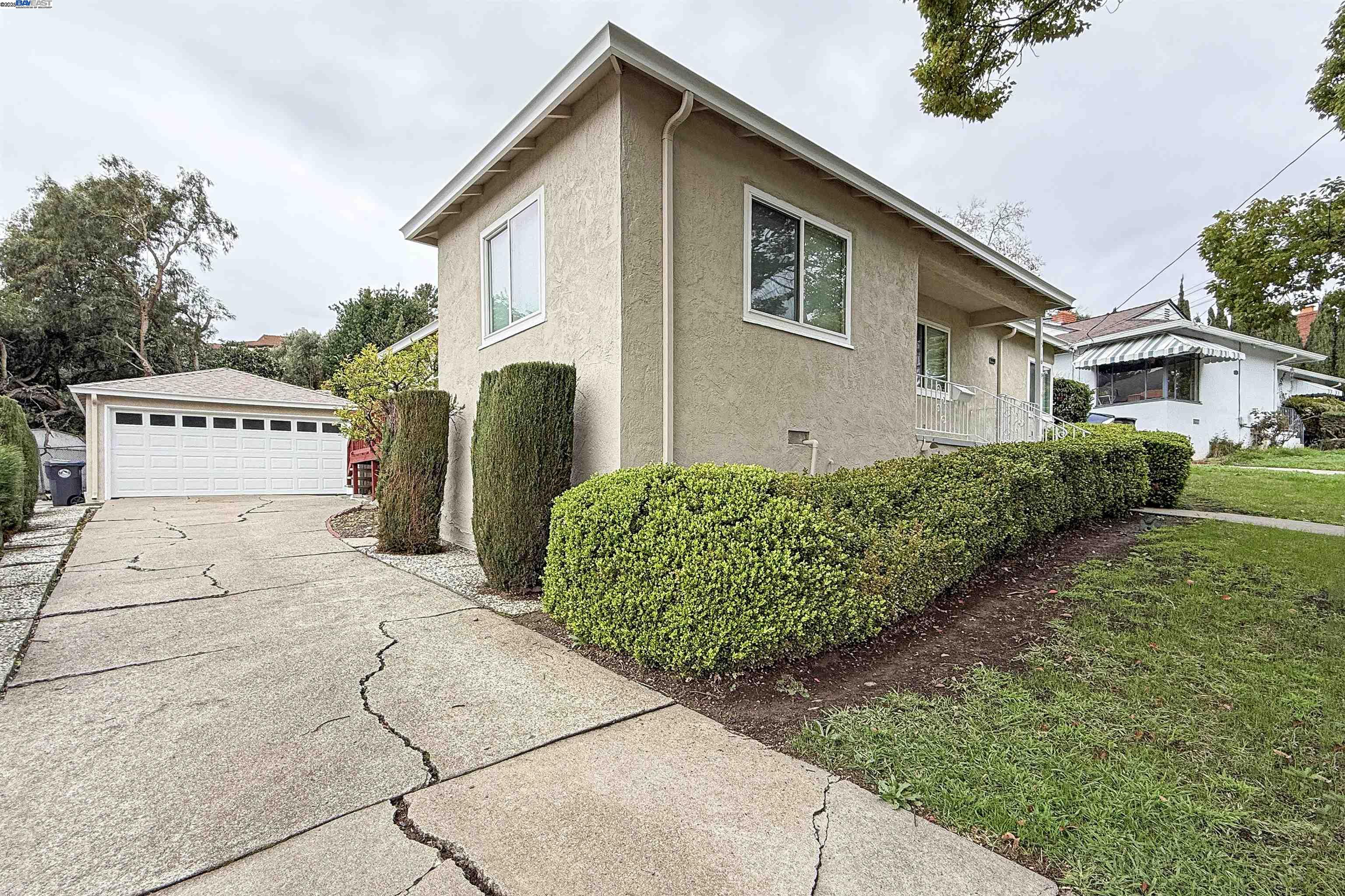 Detail Gallery Image 2 of 39 For 1516 Grove Way, Hayward,  CA 94546 - 3 Beds | 2 Baths