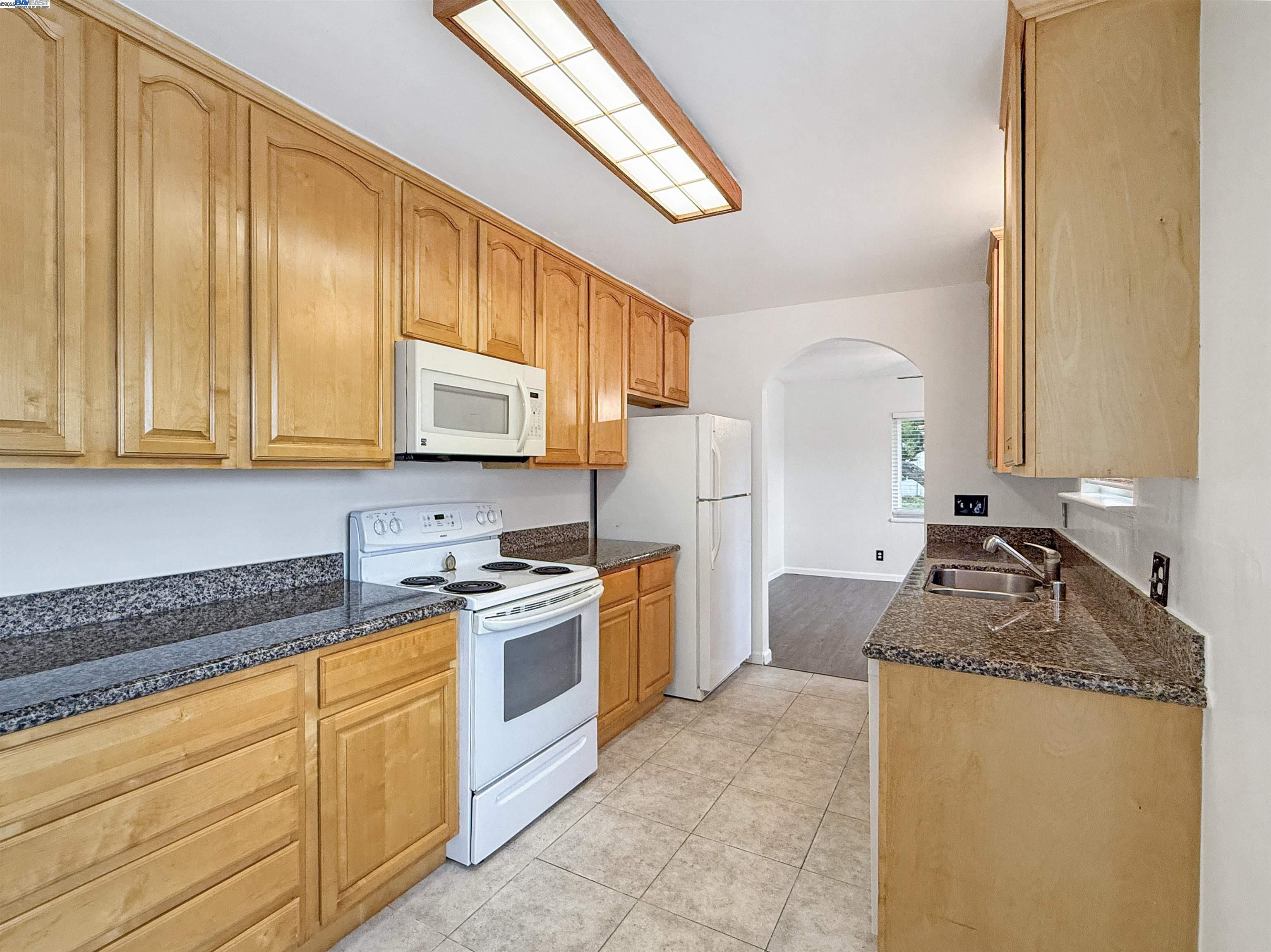 Detail Gallery Image 11 of 39 For 1516 Grove Way, Hayward,  CA 94546 - 3 Beds | 2 Baths