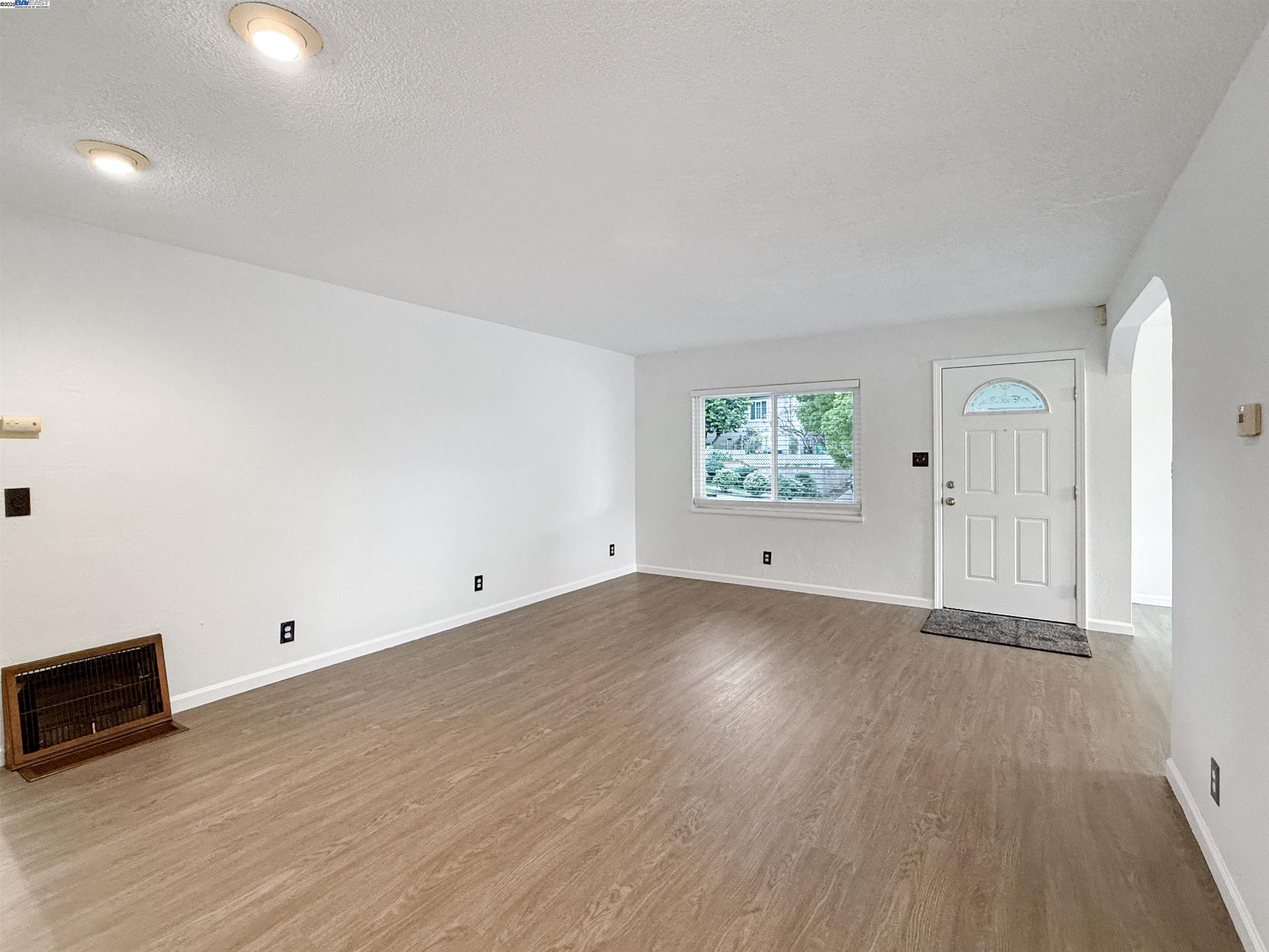 Detail Gallery Image 5 of 39 For 1516 Grove Way, Hayward,  CA 94546 - 3 Beds | 2 Baths