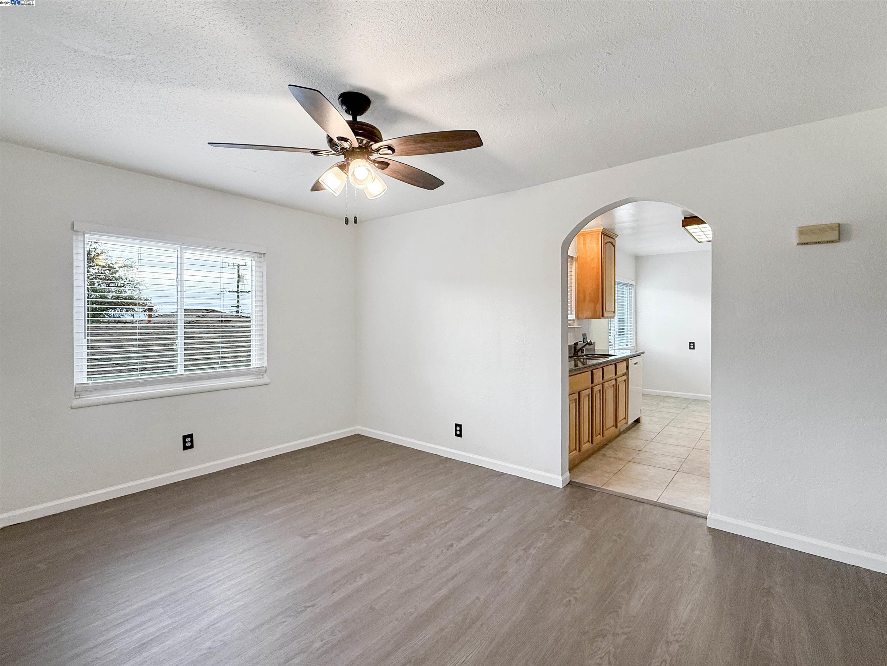 Detail Gallery Image 7 of 39 For 1516 Grove Way, Hayward,  CA 94546 - 3 Beds | 2 Baths