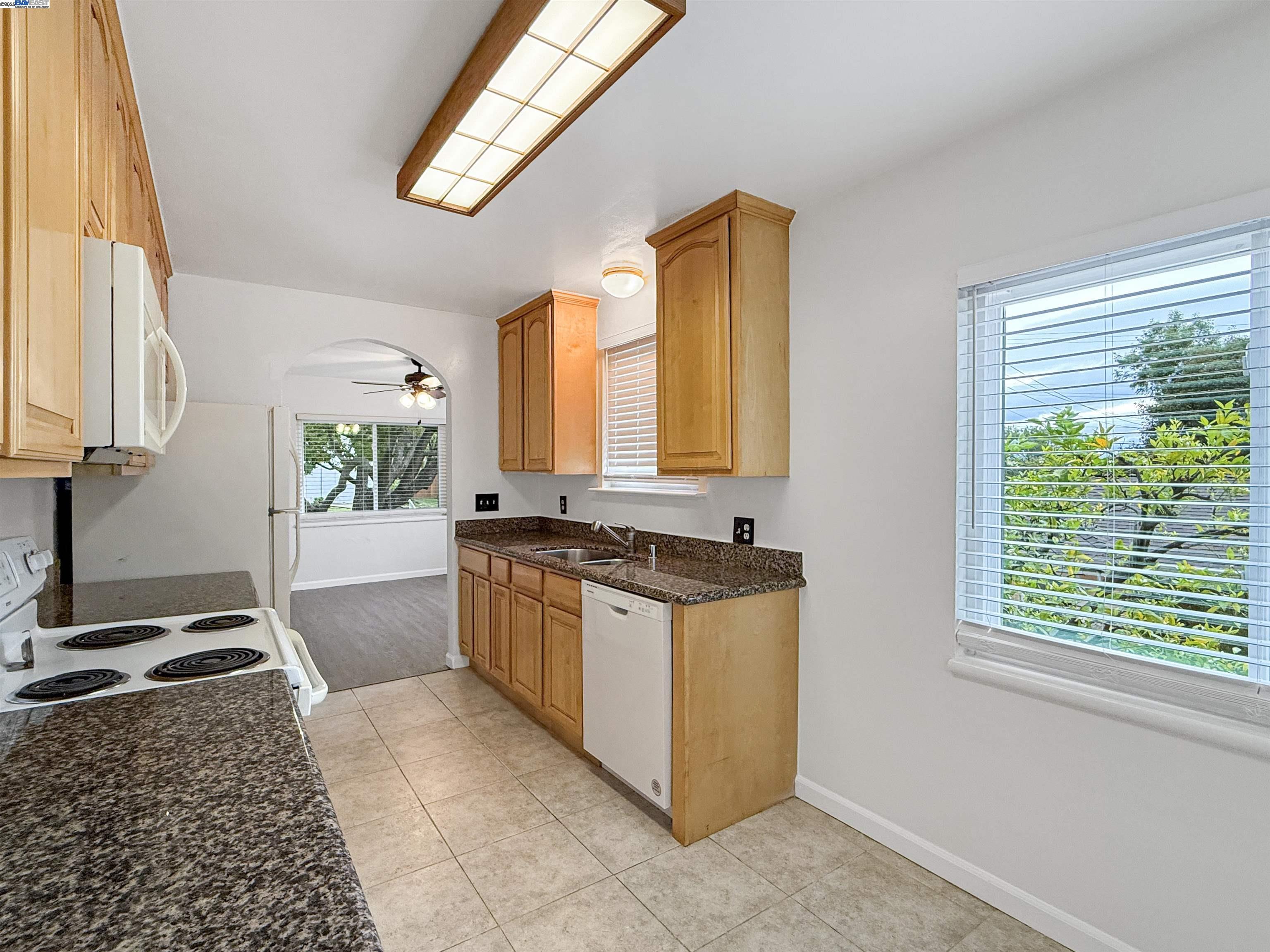 Detail Gallery Image 10 of 39 For 1516 Grove Way, Hayward,  CA 94546 - 3 Beds | 2 Baths