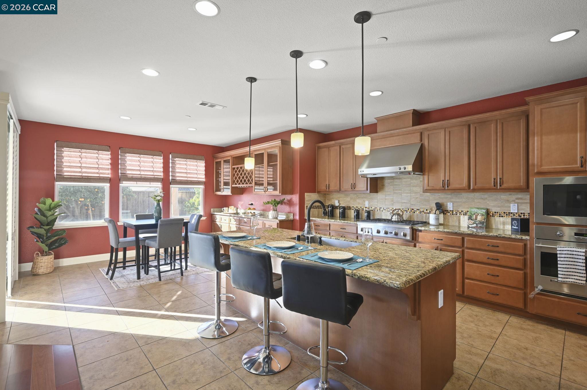 Detail Gallery Image 11 of 49 For 2550 Molinaro Way, Dublin,  CA 94568 - 5 Beds | 3/1 Baths