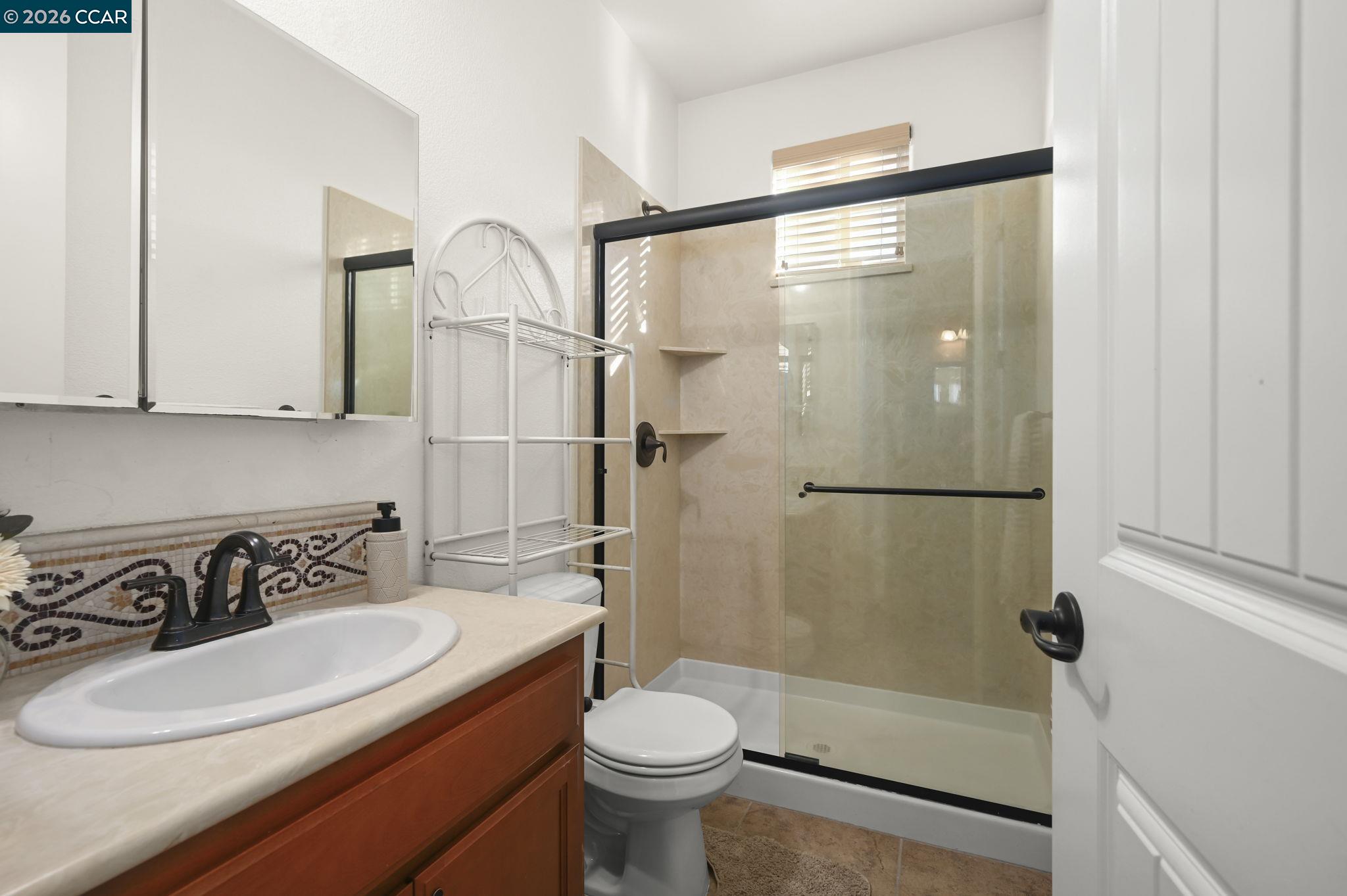 Detail Gallery Image 18 of 49 For 2550 Molinaro Way, Dublin,  CA 94568 - 5 Beds | 3/1 Baths