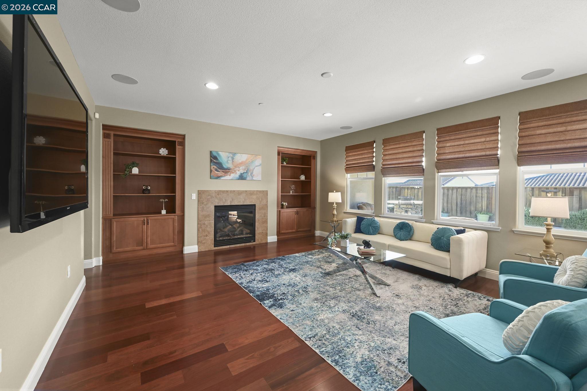 Detail Gallery Image 8 of 49 For 2550 Molinaro Way, Dublin,  CA 94568 - 5 Beds | 3/1 Baths