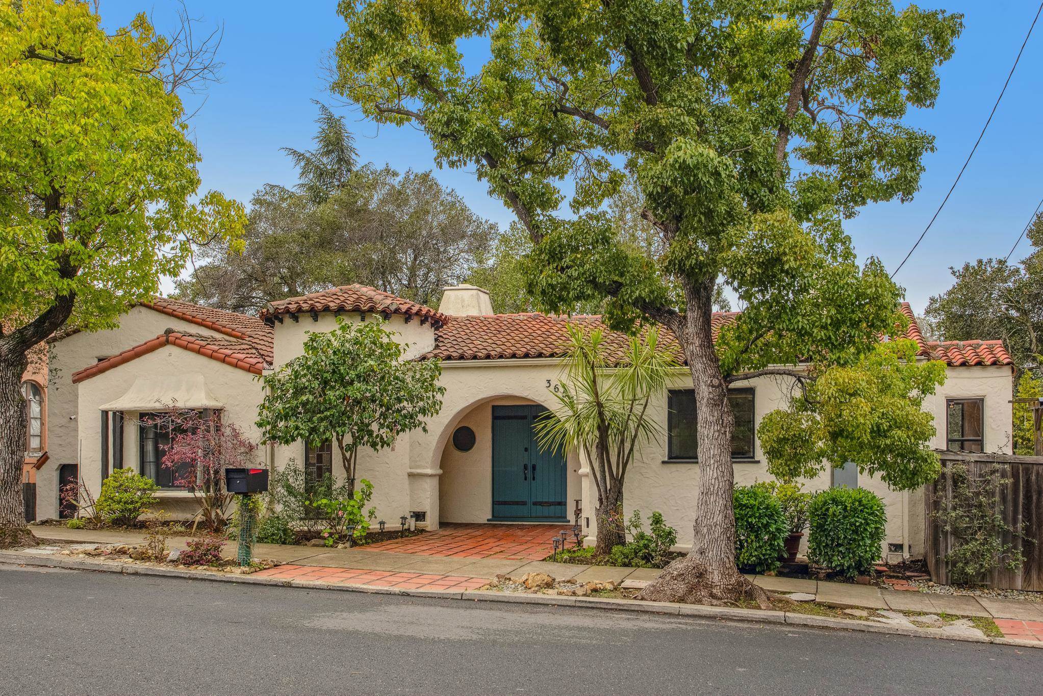 Detail Gallery Image 3 of 53 For 3655 Calafia Ave, Oakland,  CA 94605 - 3 Beds | 1/1 Baths