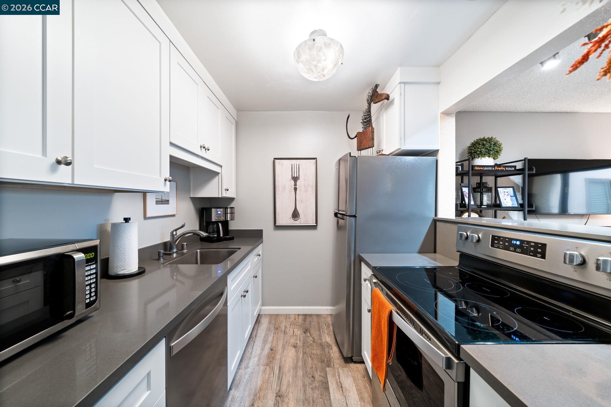 Detail Gallery Image 2 of 24 For 320 N Civic Drive #407,  Walnut Creek,  CA 94596 - 1 Beds | 1 Baths