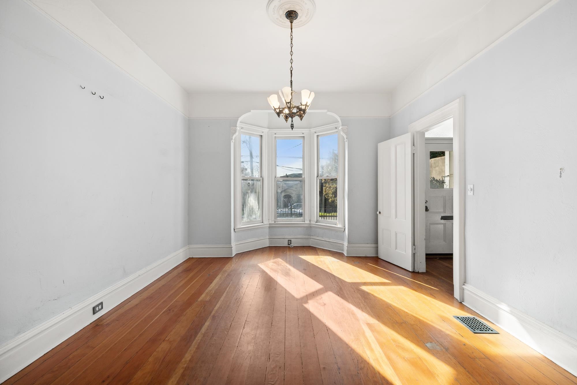 Detail Gallery Image 4 of 52 For 1746 8th Street, Oakland,  CA 94607 - 3 Beds | 1/1 Baths