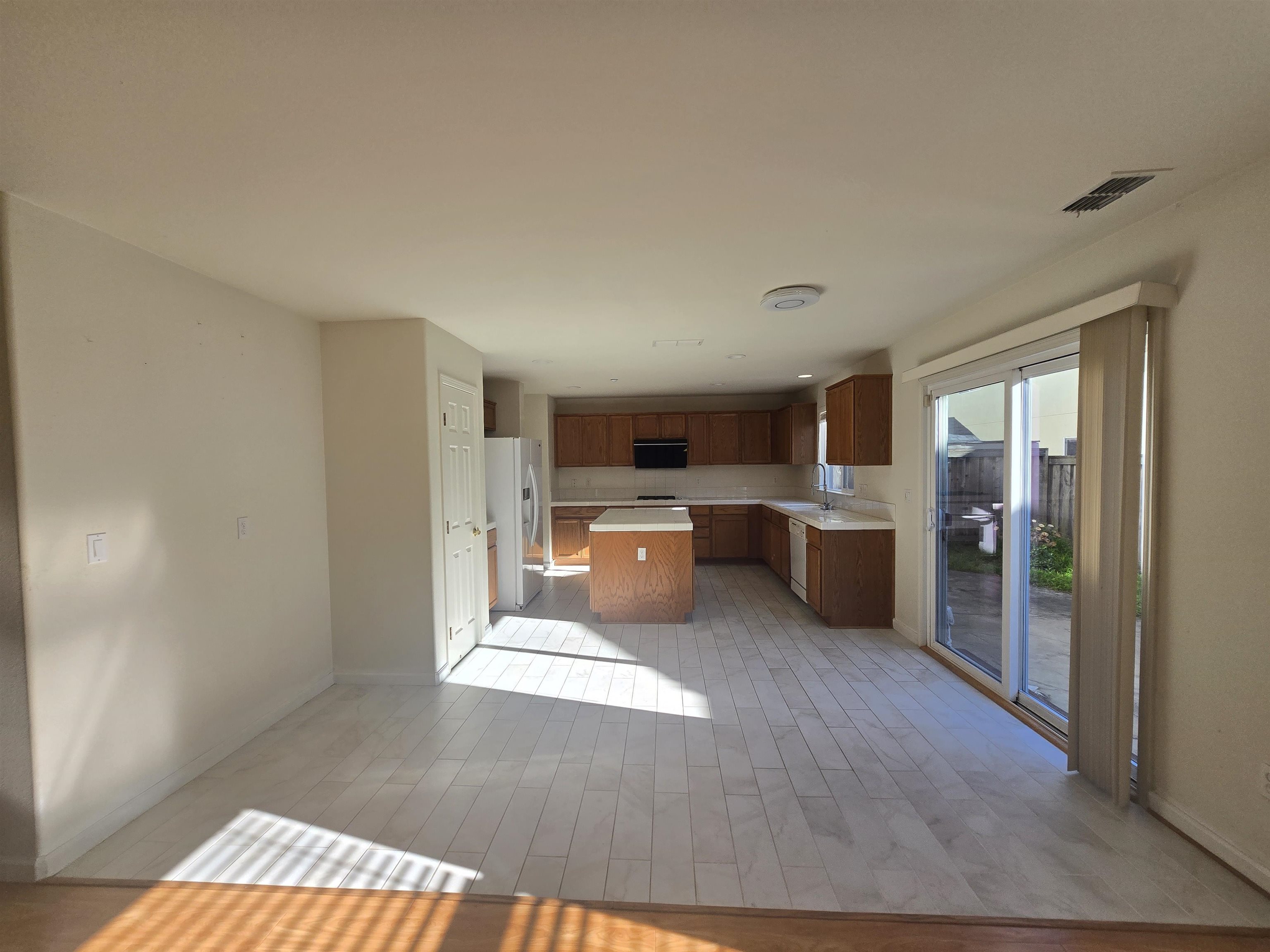 Detail Gallery Image 3 of 14 For 126 Lucy Ln, Richmond,  CA 94801 - 3 Beds | 2/1 Baths