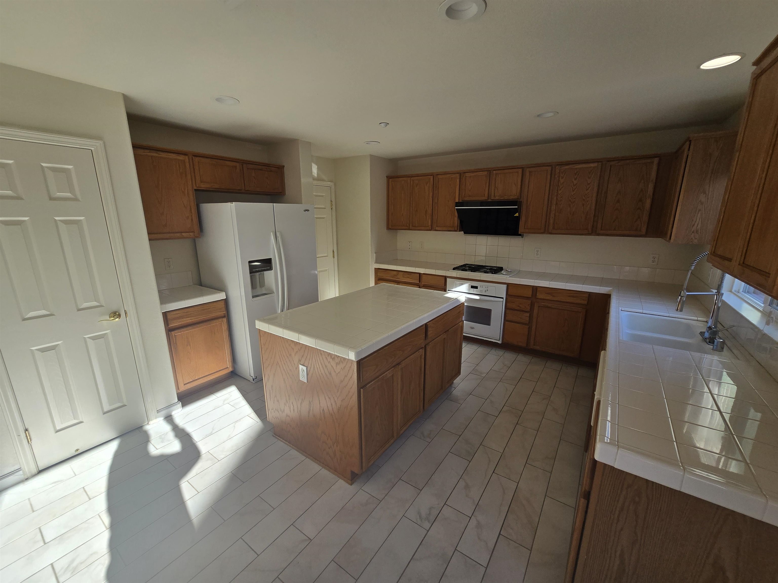 Detail Gallery Image 5 of 14 For 126 Lucy Ln, Richmond,  CA 94801 - 3 Beds | 2/1 Baths