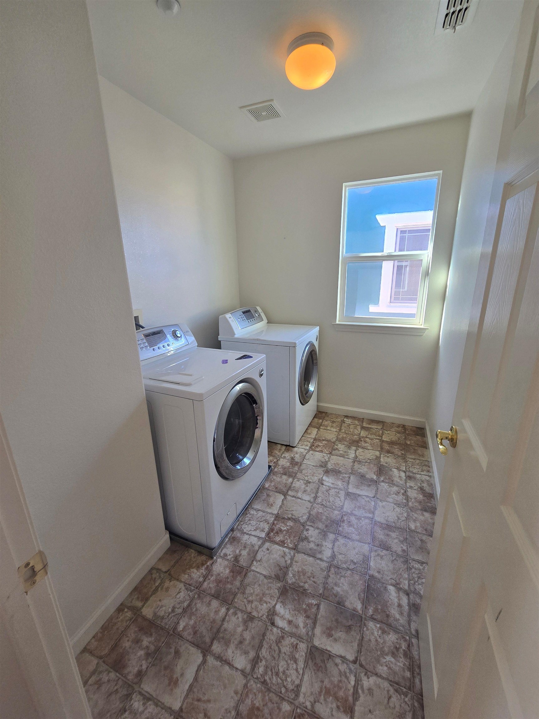 Detail Gallery Image 10 of 14 For 126 Lucy Ln, Richmond,  CA 94801 - 3 Beds | 2/1 Baths