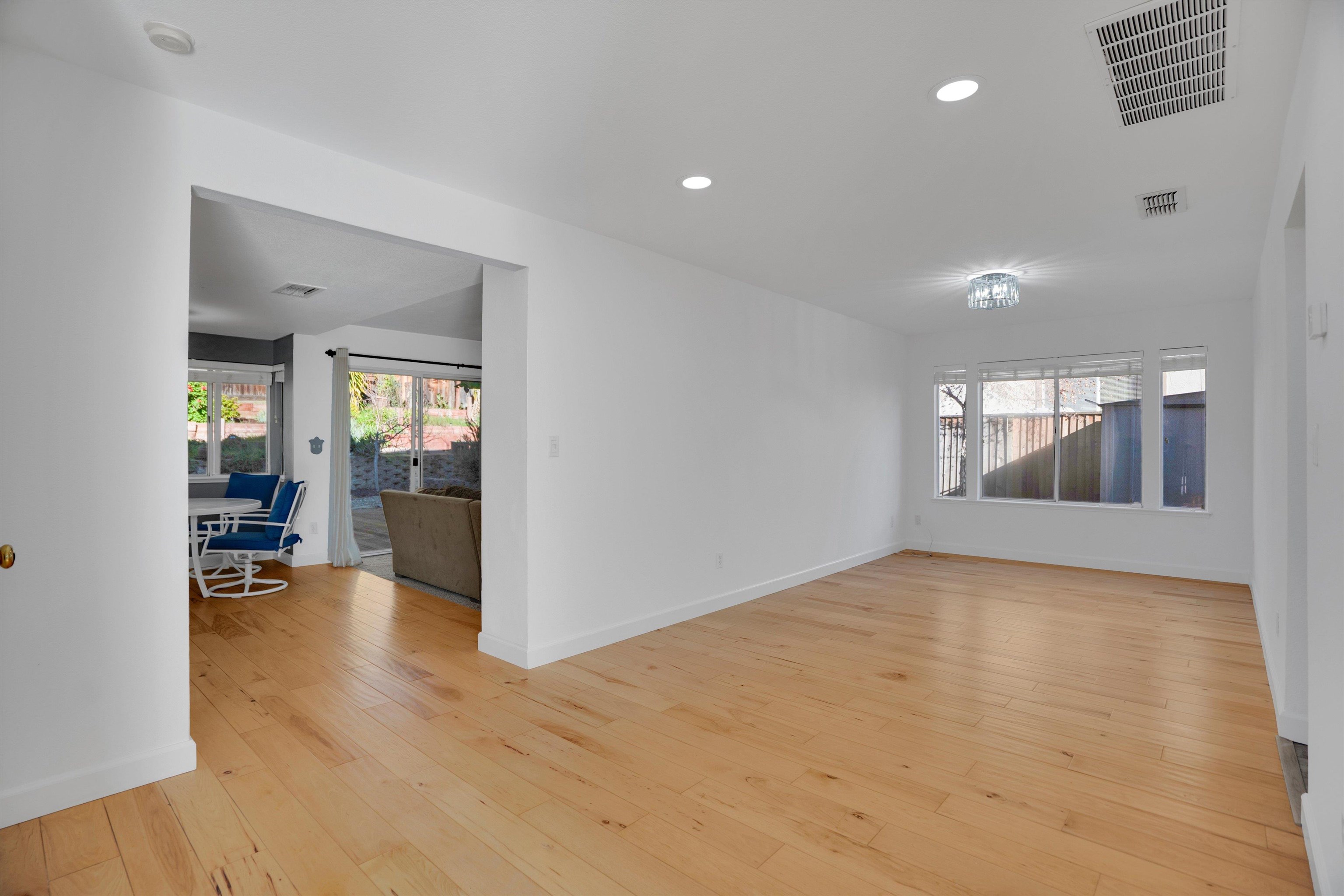 Detail Gallery Image 9 of 49 For 4401 Deermeadow Way, Antioch,  CA 94531 - 5 Beds | 2/1 Baths