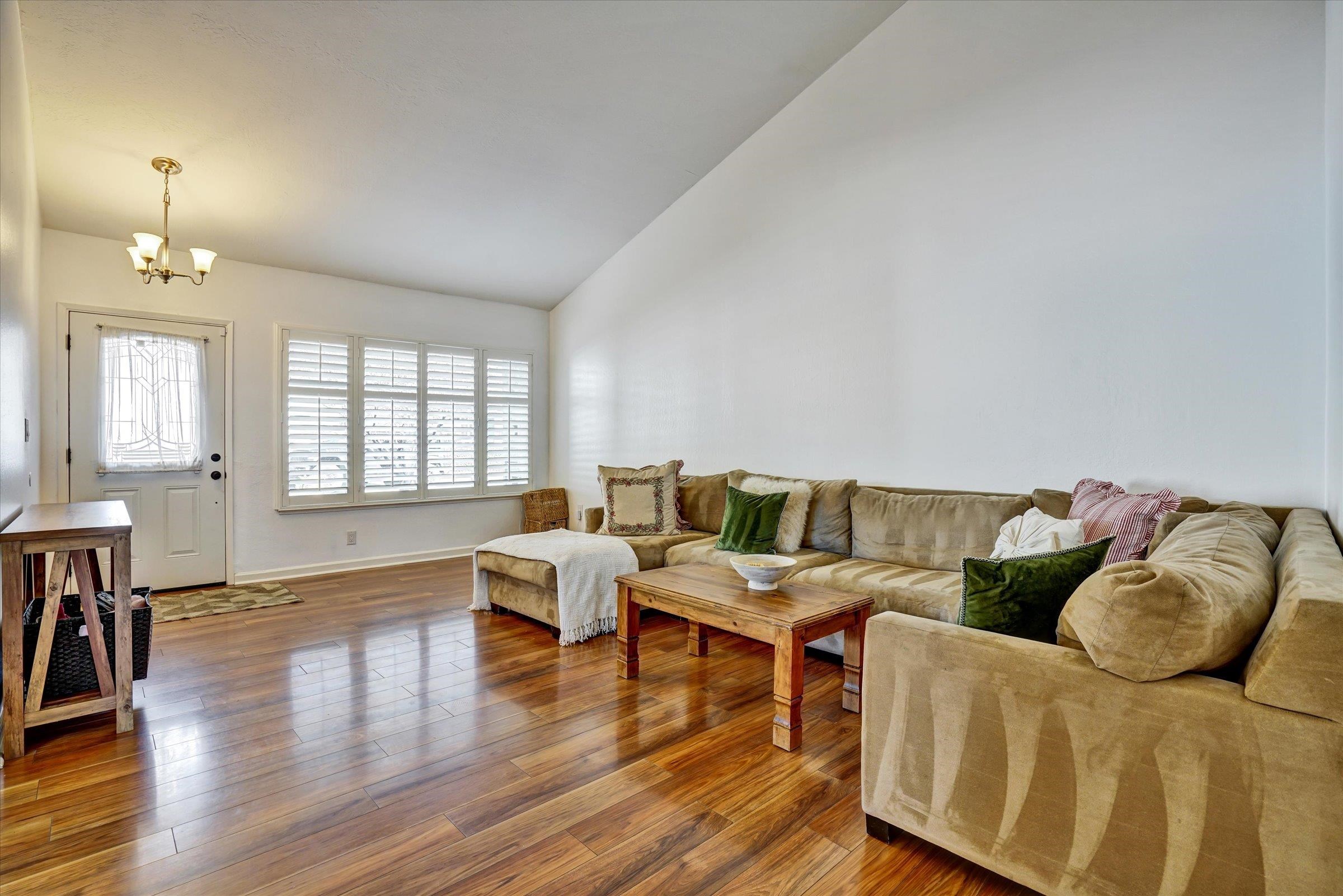 Detail Gallery Image 3 of 14 For 87 Fountainhead Ct, Martinez,  CA 94553 - 4 Beds | 2 Baths