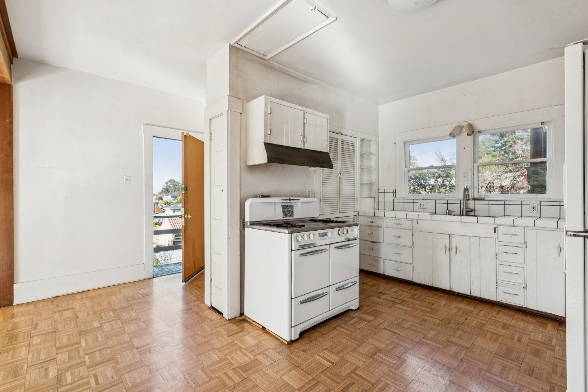 Detail Gallery Image 24 of 58 For 5765 Manila Ave, Oakland,  CA 94618 - 4 Beds | 1/1 Baths