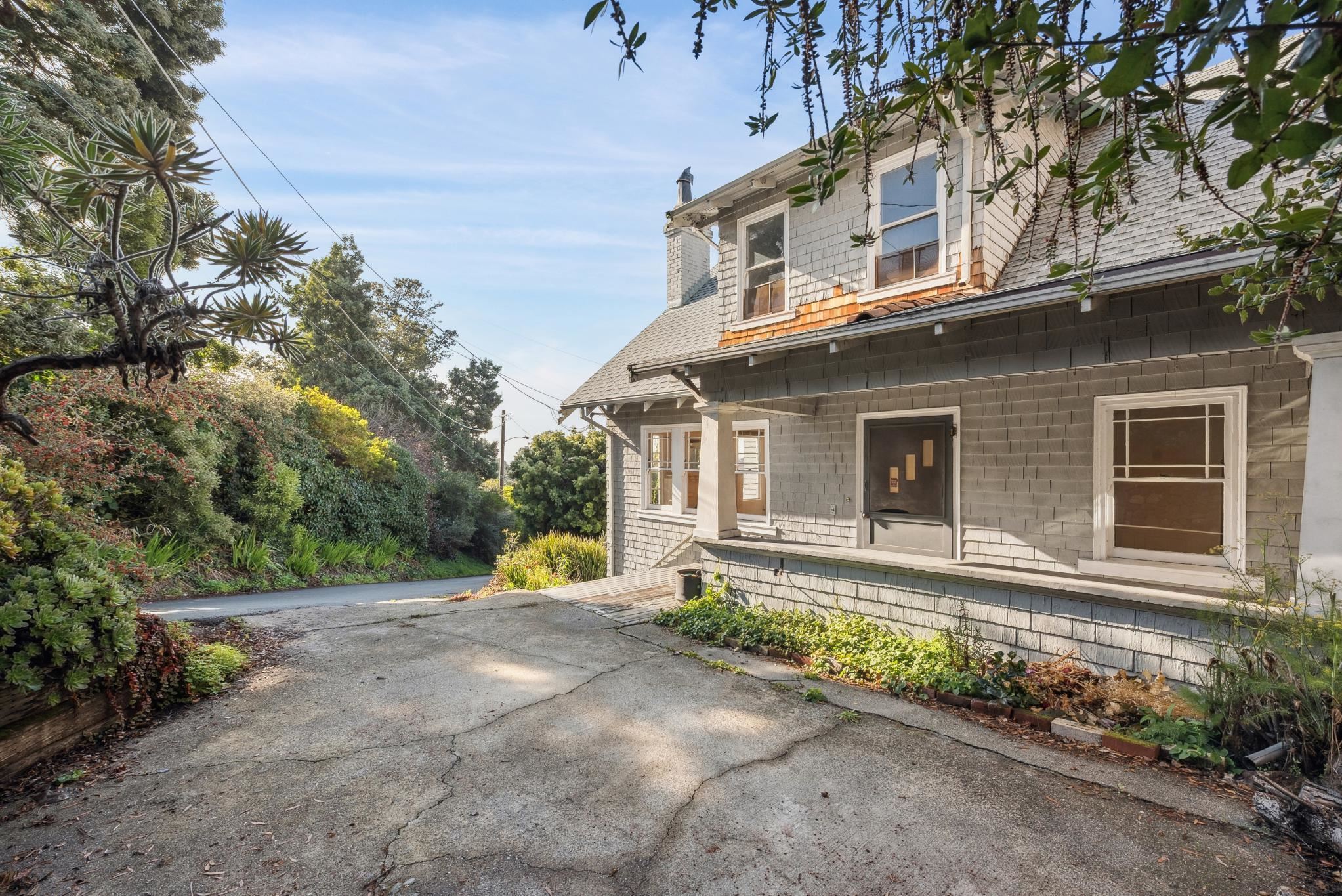 Detail Gallery Image 4 of 58 For 5765 Manila Ave, Oakland,  CA 94618 - 4 Beds | 1/1 Baths