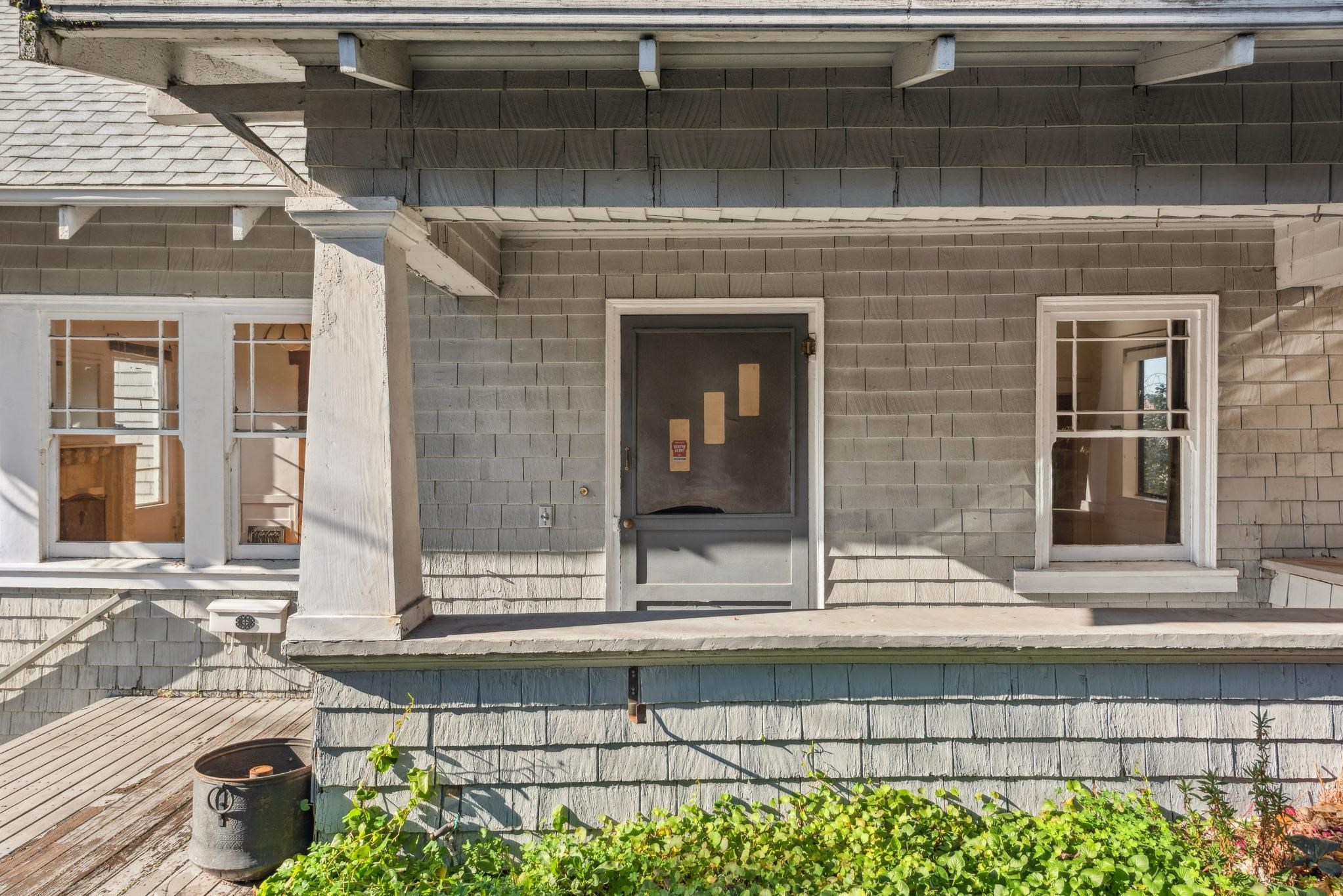 Detail Gallery Image 5 of 58 For 5765 Manila Ave, Oakland,  CA 94618 - 4 Beds | 1/1 Baths