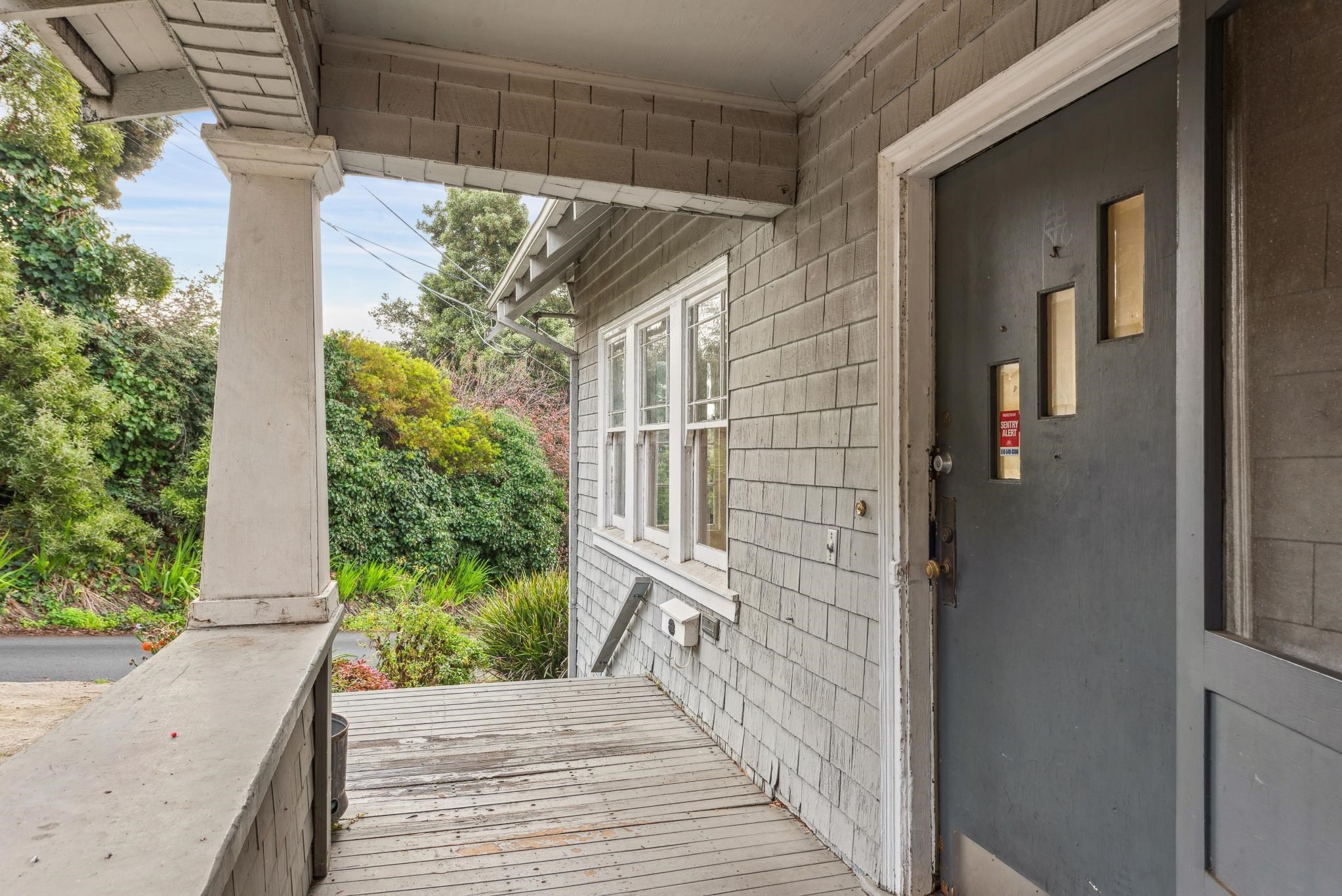 Detail Gallery Image 6 of 58 For 5765 Manila Ave, Oakland,  CA 94618 - 4 Beds | 1/1 Baths