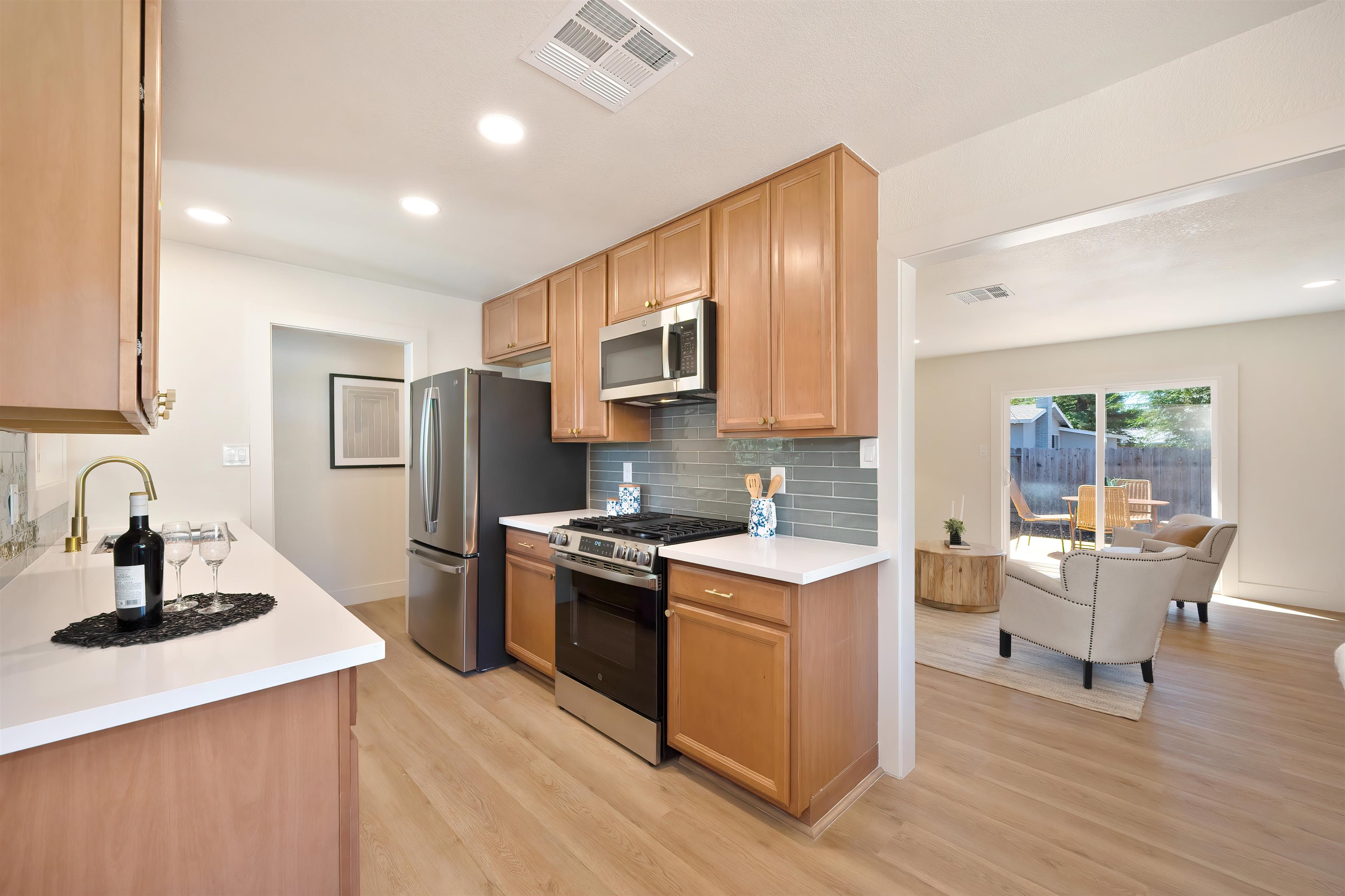 Detail Gallery Image 6 of 24 For 1812 Wildwood Way, Roseville,  CA 95661 - 3 Beds | 2 Baths