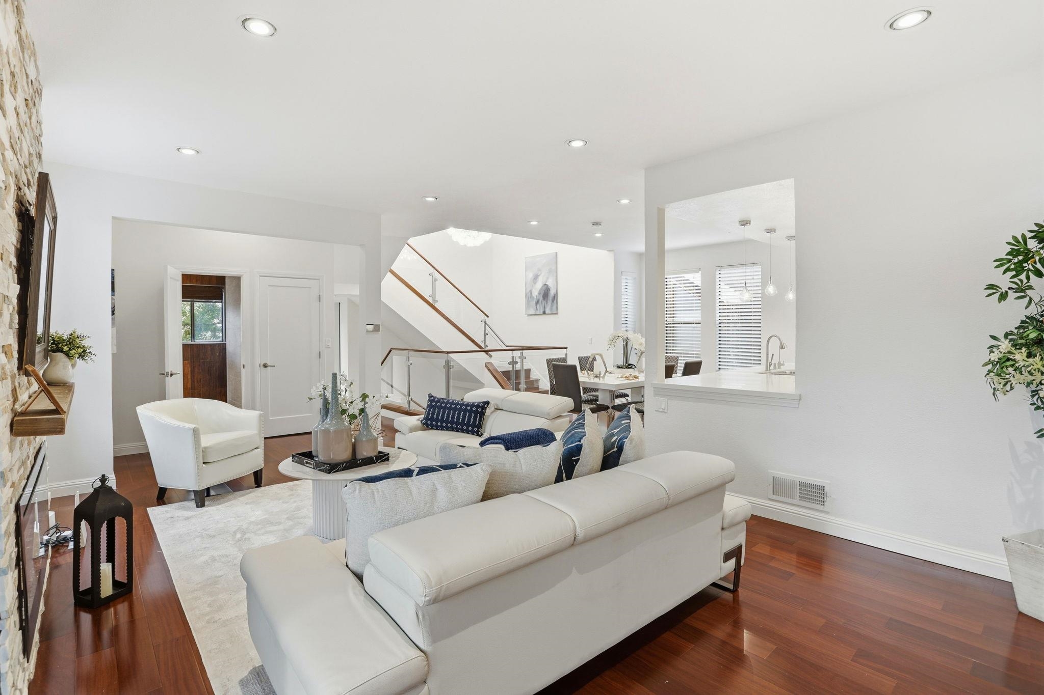 Detail Gallery Image 11 of 45 For 10900 Lucky Oak St, Cupertino,  CA 95014 - 3 Beds | 3/1 Baths