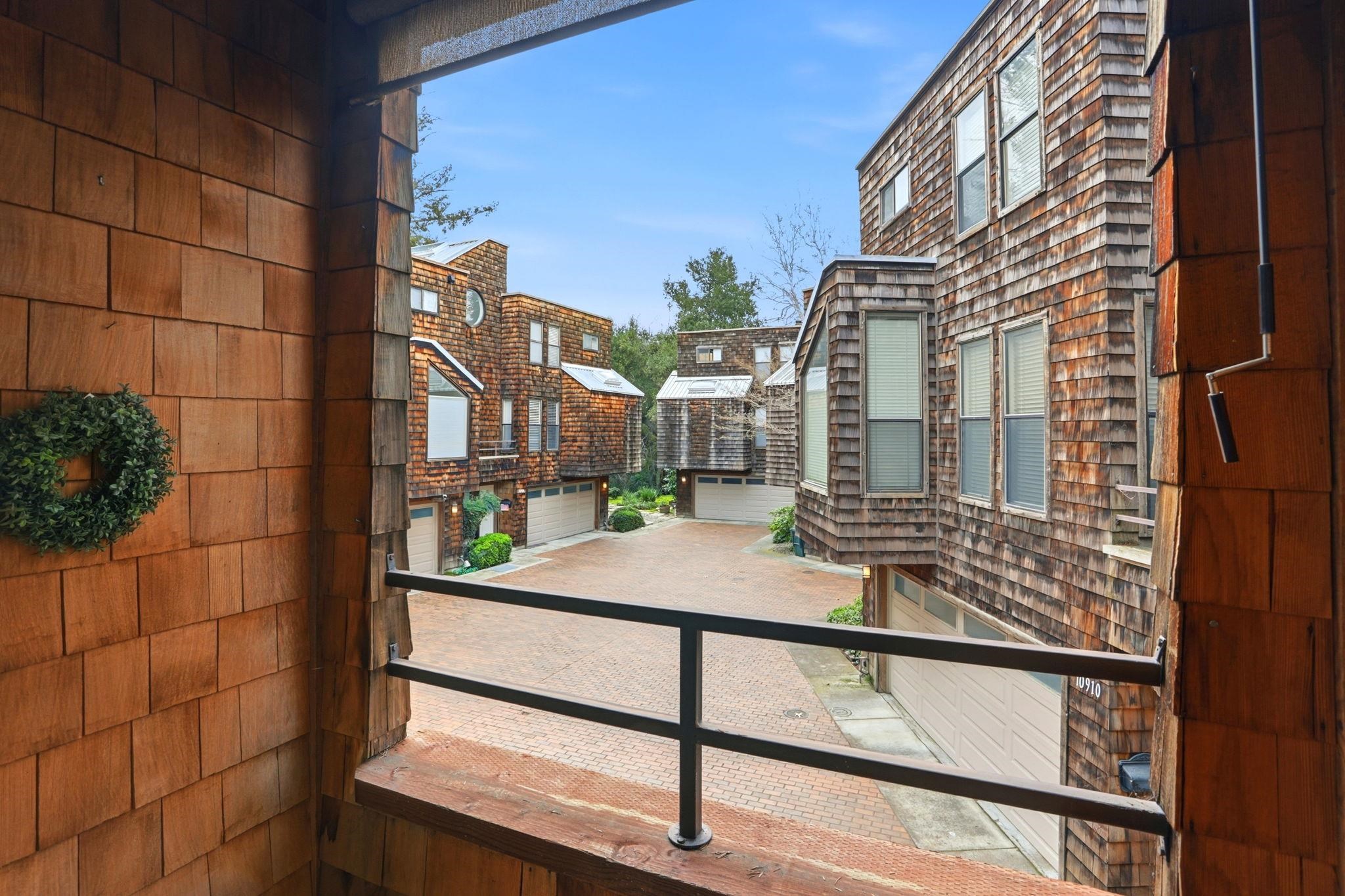 Detail Gallery Image 35 of 45 For 10900 Lucky Oak St, Cupertino,  CA 95014 - 3 Beds | 3/1 Baths