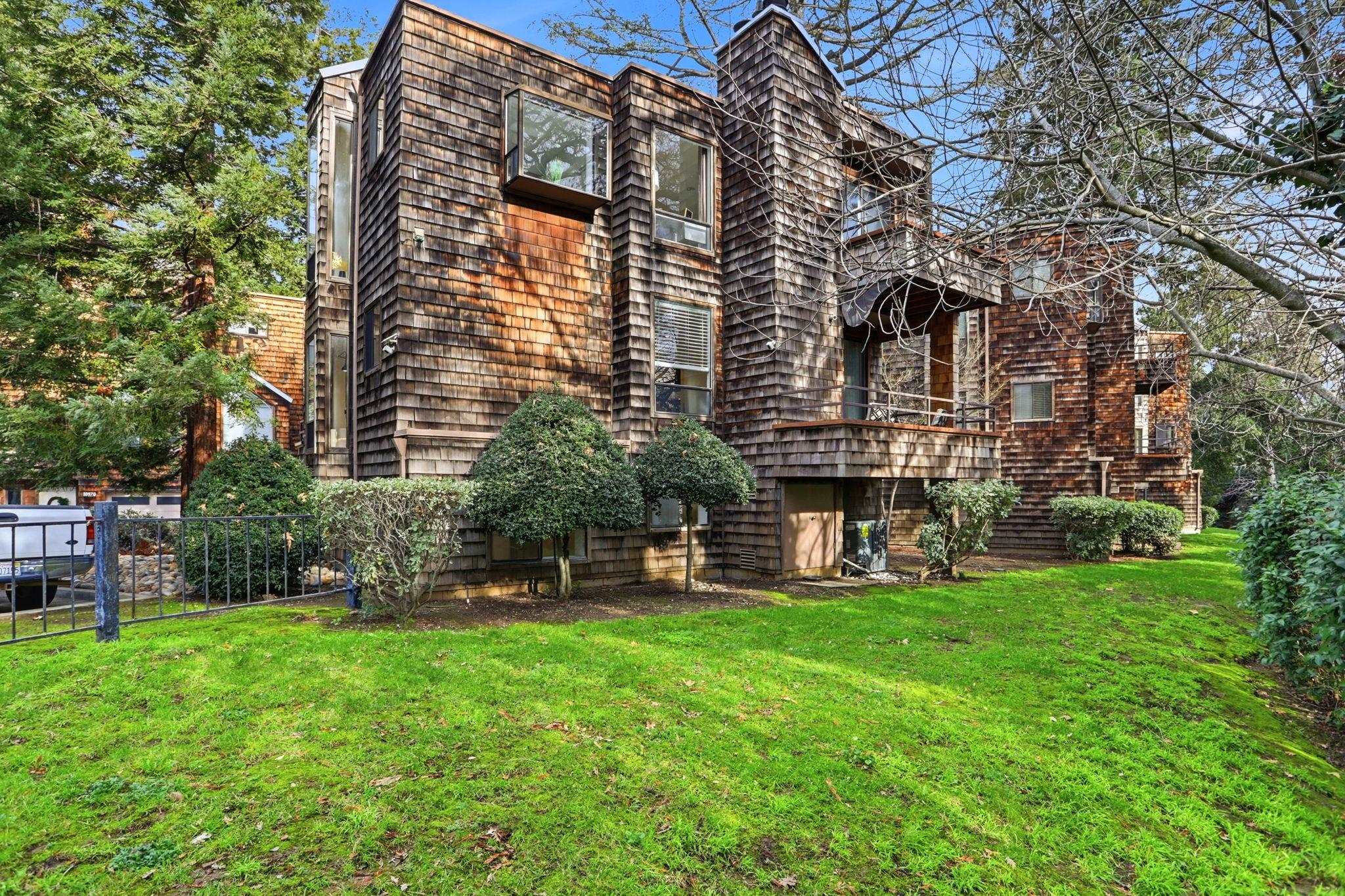 Detail Gallery Image 39 of 45 For 10900 Lucky Oak St, Cupertino,  CA 95014 - 3 Beds | 3/1 Baths