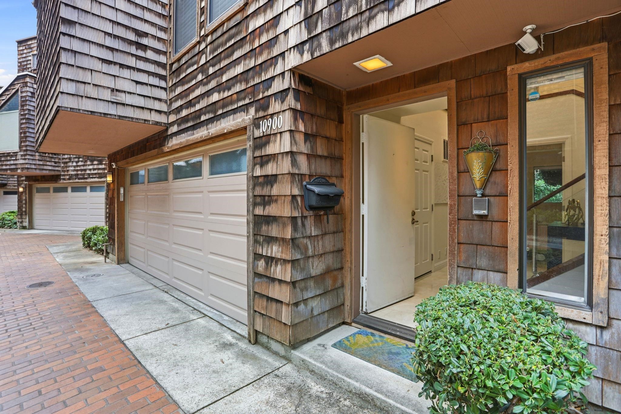 Detail Gallery Image 6 of 45 For 10900 Lucky Oak St, Cupertino,  CA 95014 - 3 Beds | 3/1 Baths