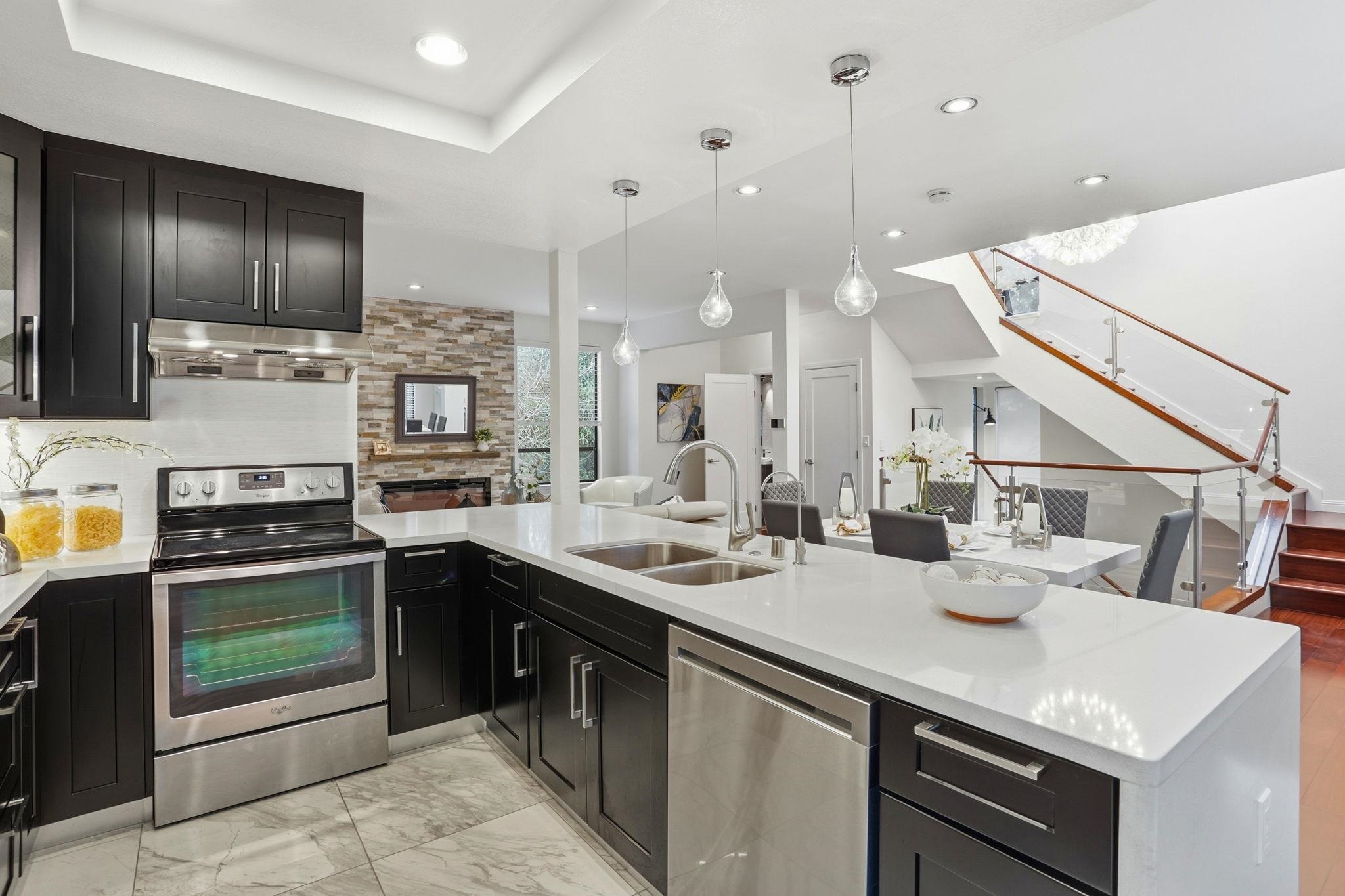 Detail Gallery Image 8 of 45 For 10900 Lucky Oak St, Cupertino,  CA 95014 - 3 Beds | 3/1 Baths