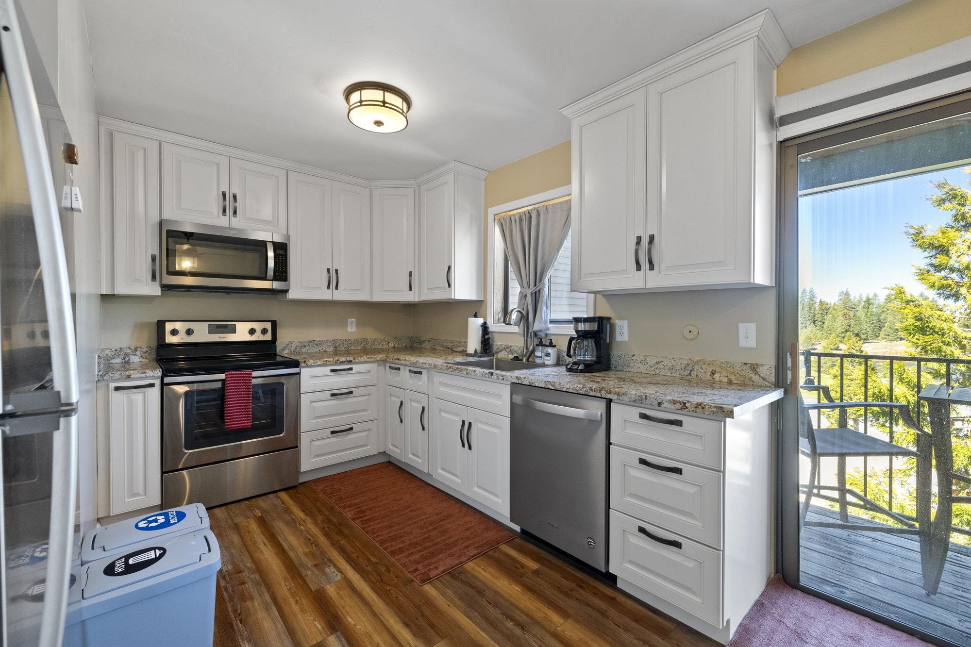 Detail Gallery Image 4 of 39 For 33757 Upper Leland Rd #B,  Pinecrest,  CA 95364 - 3 Beds | 2 Baths