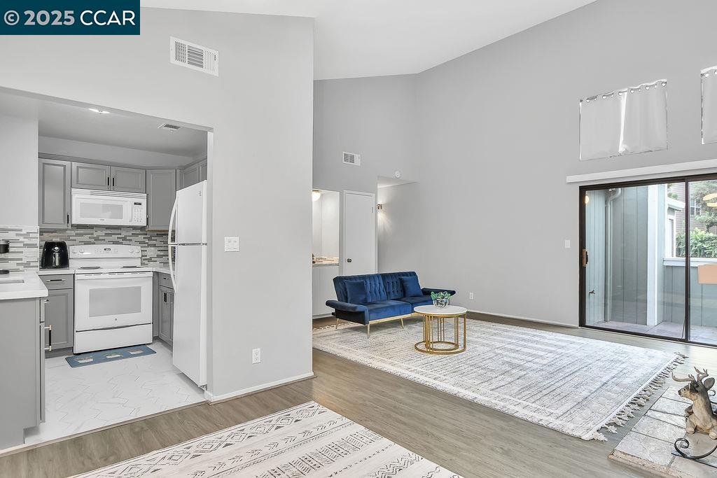 Detail Gallery Image 6 of 24 For 1072 Maywood Lane #36,  Martinez,  CA 94553 - 2 Beds | 1 Baths